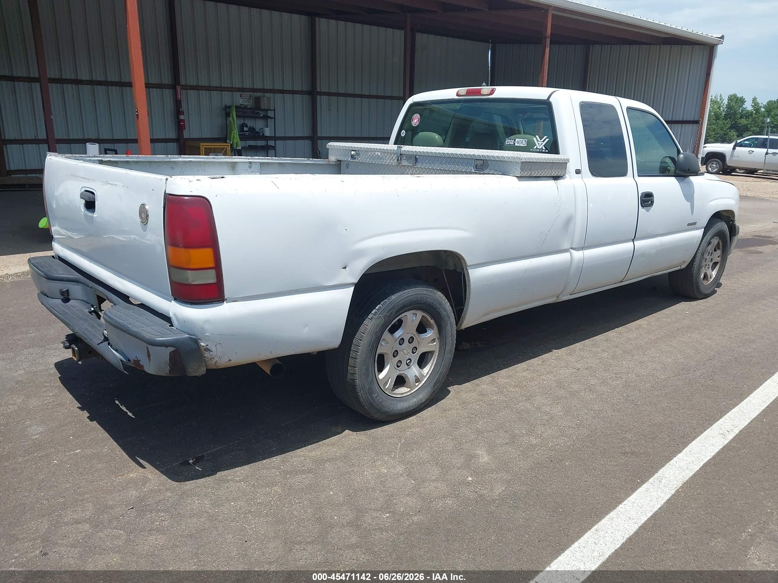 2001 Chevrolet Silverado 1500   White vin: 1GCEC19T51E168155