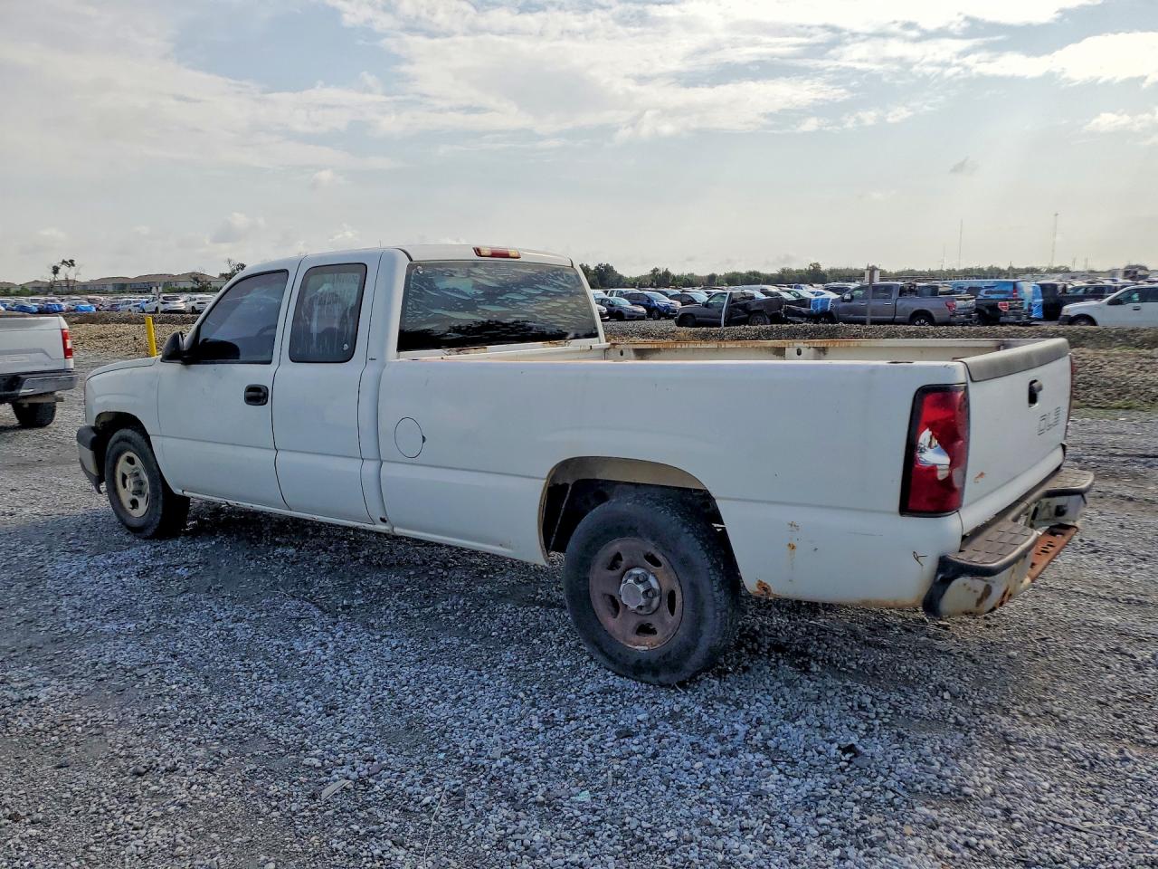 2004 Chevrolet Silverado C1500 White vin: 1GCEC19T84E195497
