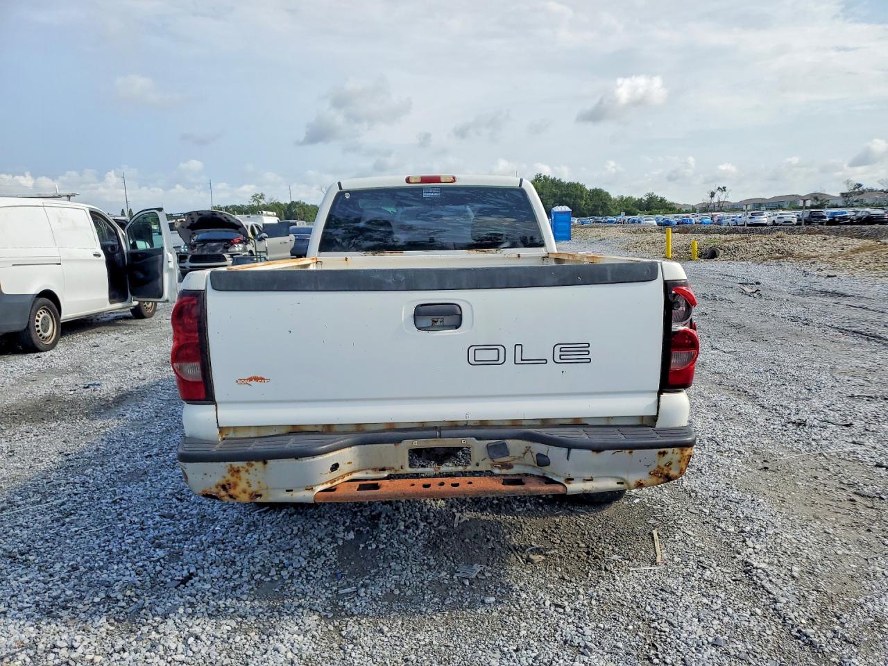 2004 Chevrolet Silverado C1500 White vin: 1GCEC19T84E195497