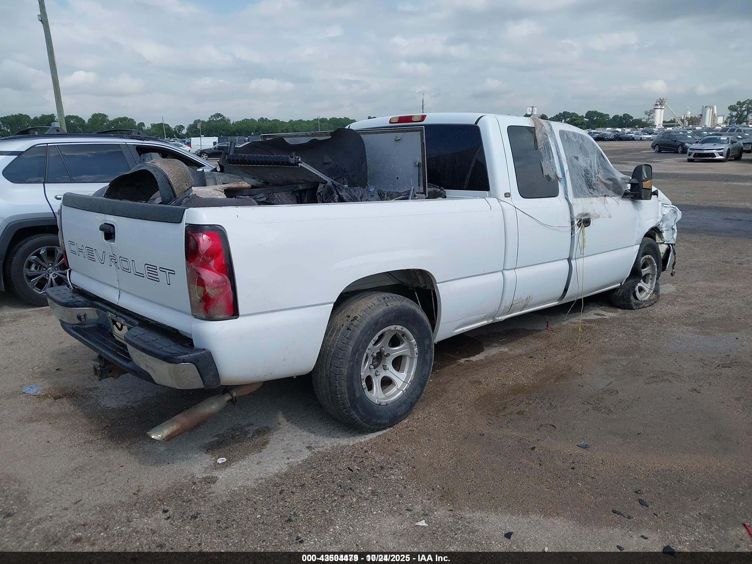 2004 Chevrolet Silverado 1500   Белый vin: 1GCEC19V14Z237583