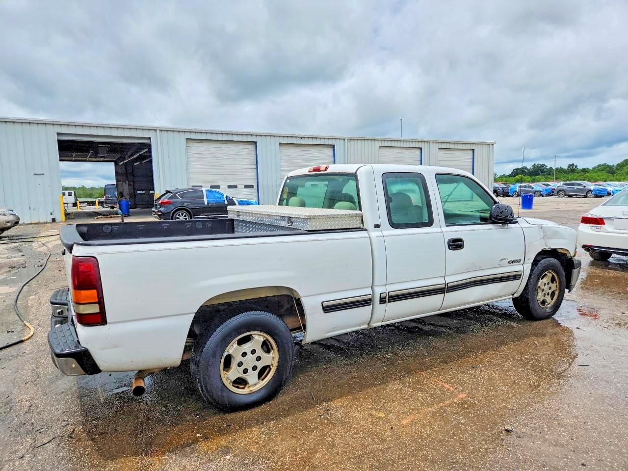 2002 Chevrolet Silverado C1500 White vin: 1GCEC19V22Z105428