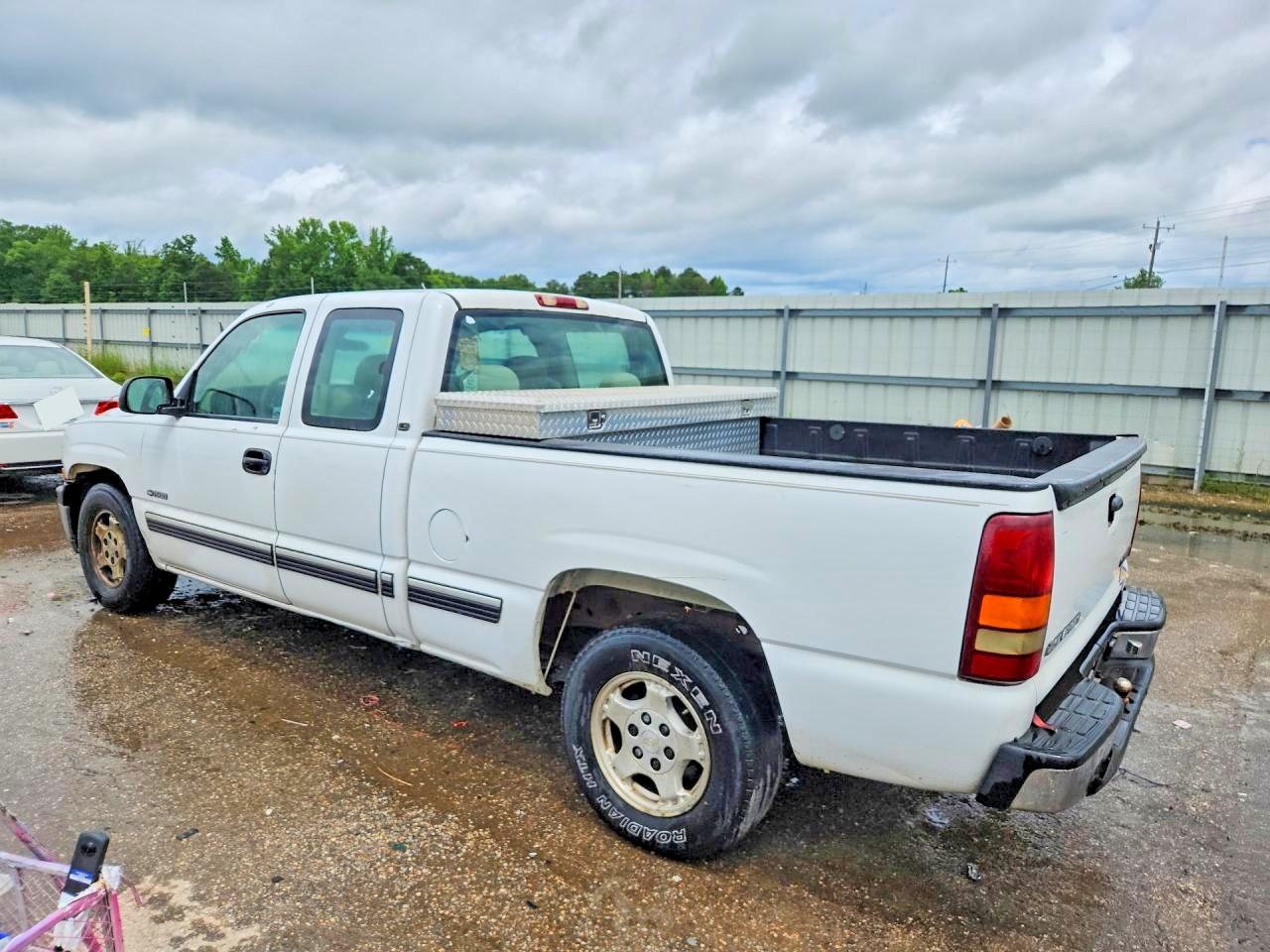 2002 Chevrolet Silverado C1500 White vin: 1GCEC19V22Z105428