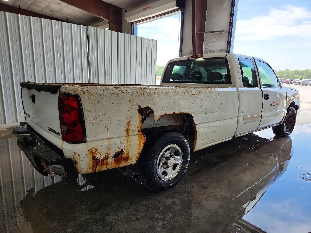 2004 Chevrolet Silverado C1500 White vin: 1GCEC19V34E356954
