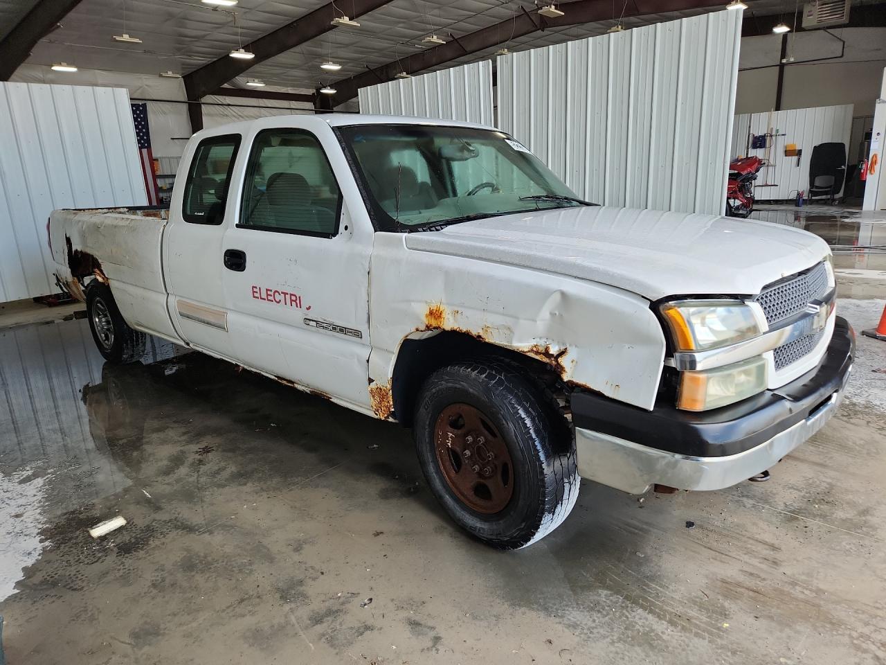 2004 Chevrolet Silverado C1500 White vin: 1GCEC19V34E356954 Damage: Right Rocker Panel, Rust, > 12 Inches