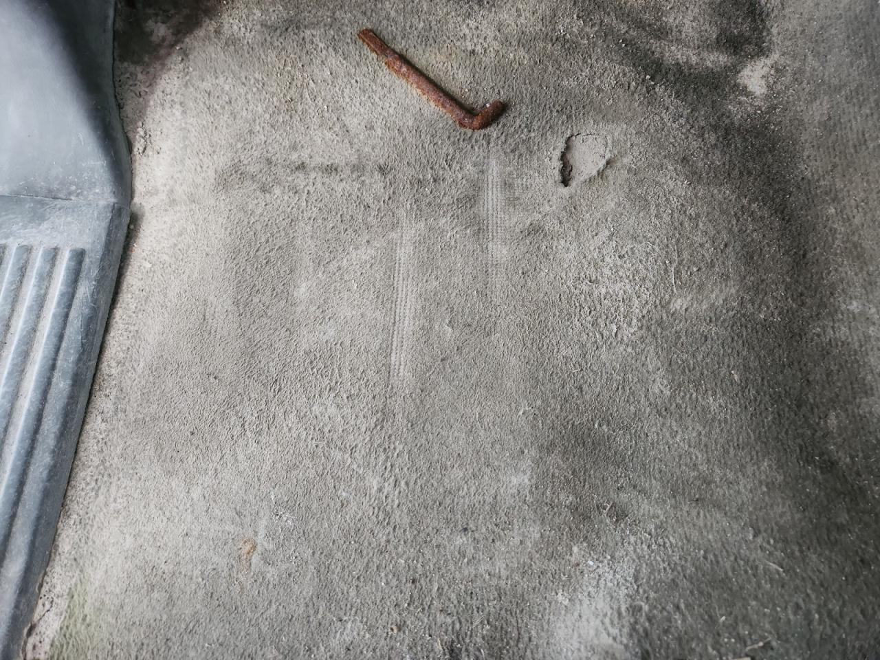 2004 Chevrolet Silverado C1500 White vin: 1GCEC19V34E356954 Damage: Left Front Carpet, Torn, 3 To 4 Inches