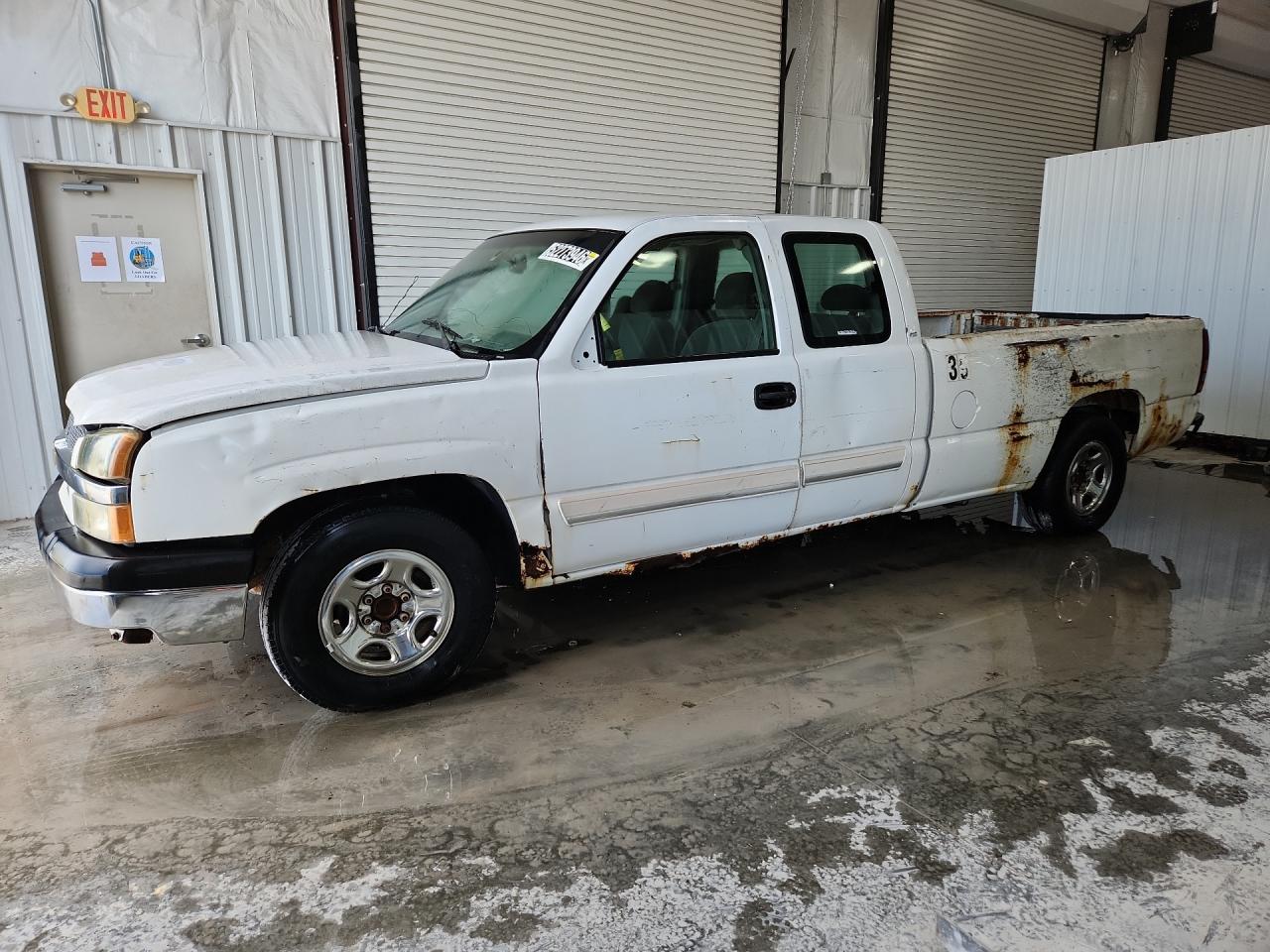 2004 Chevrolet Silverado C1500 White vin: 1GCEC19V34E356954 Damage: Left Front Fender, Severe Damage, Replacement Required