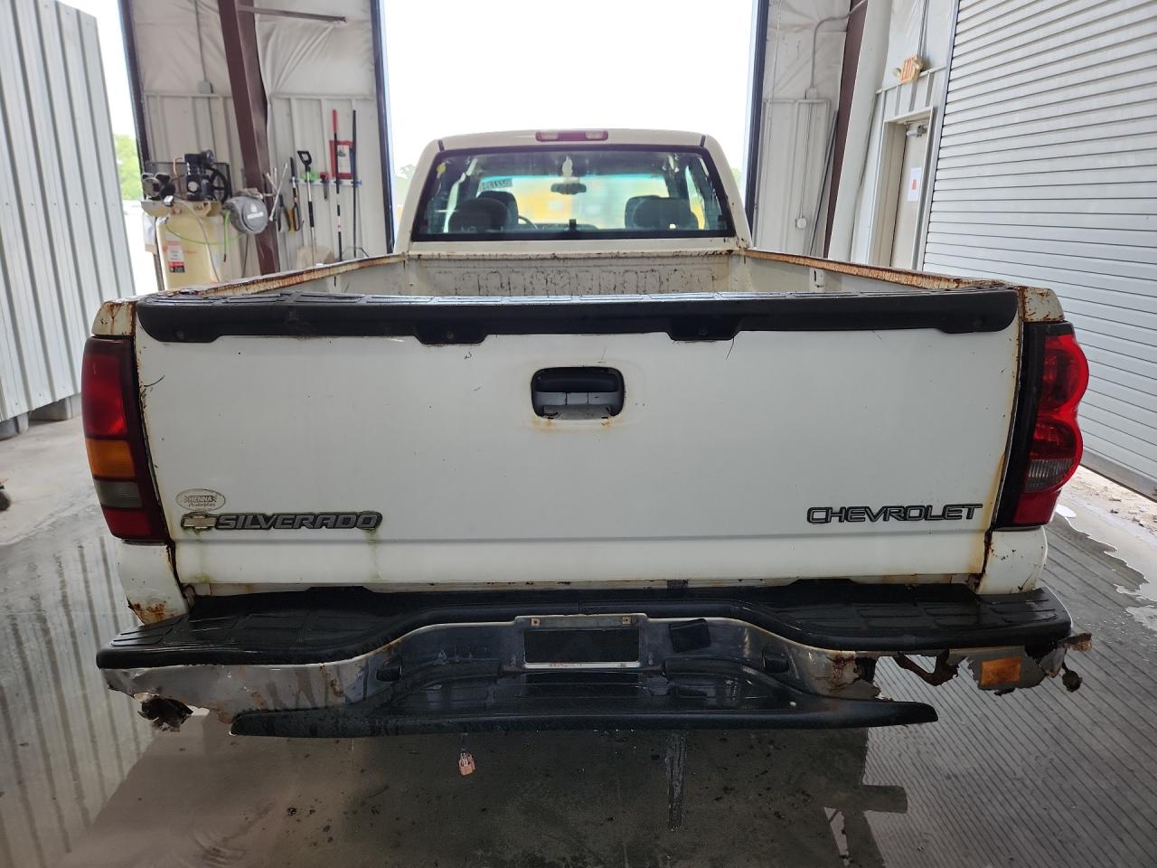 2004 Chevrolet Silverado C1500 White vin: 1GCEC19V34E356954 Damage: Right Tail Light, Aftermarket, Replacement Required