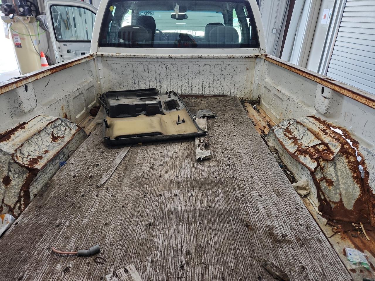 2004 Chevrolet Silverado C1500 White vin: 1GCEC19V34E356954 Damage: Inside Bed, Rust, Severe Damage