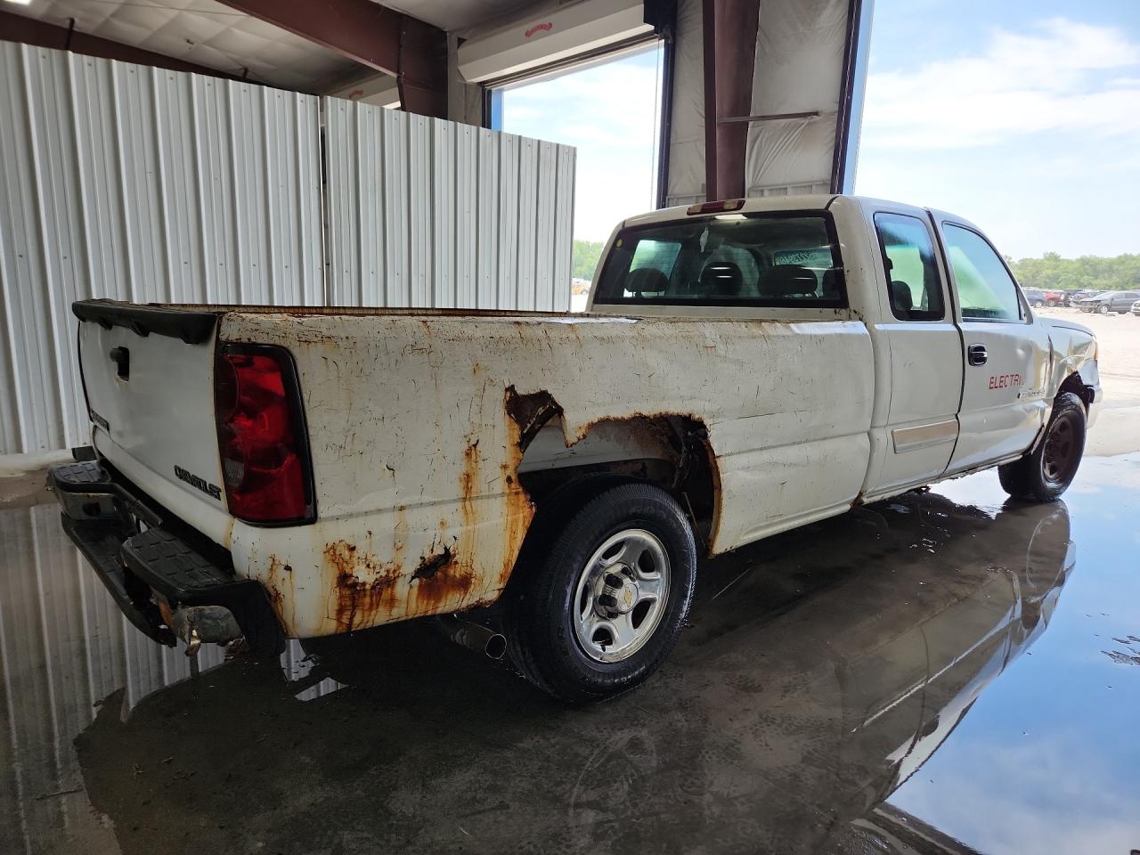 2004 Chevrolet Silverado C1500 White vin: 1GCEC19V34E356954 Damage: Right Bed Side, Rust, > 12 Inches