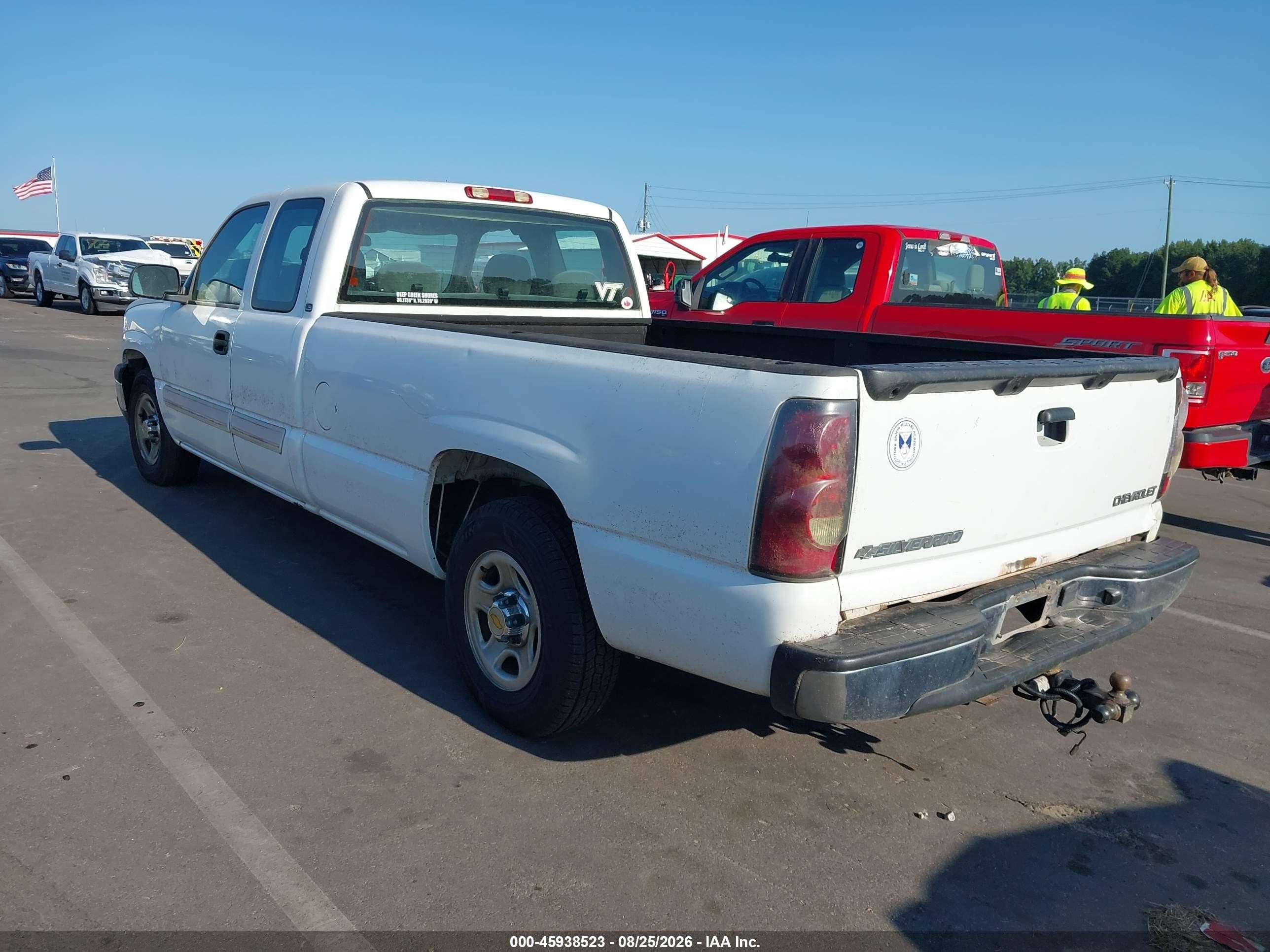 2004 Chevrolet Silverado C1500 White vin: 1GCEC19V64E353823