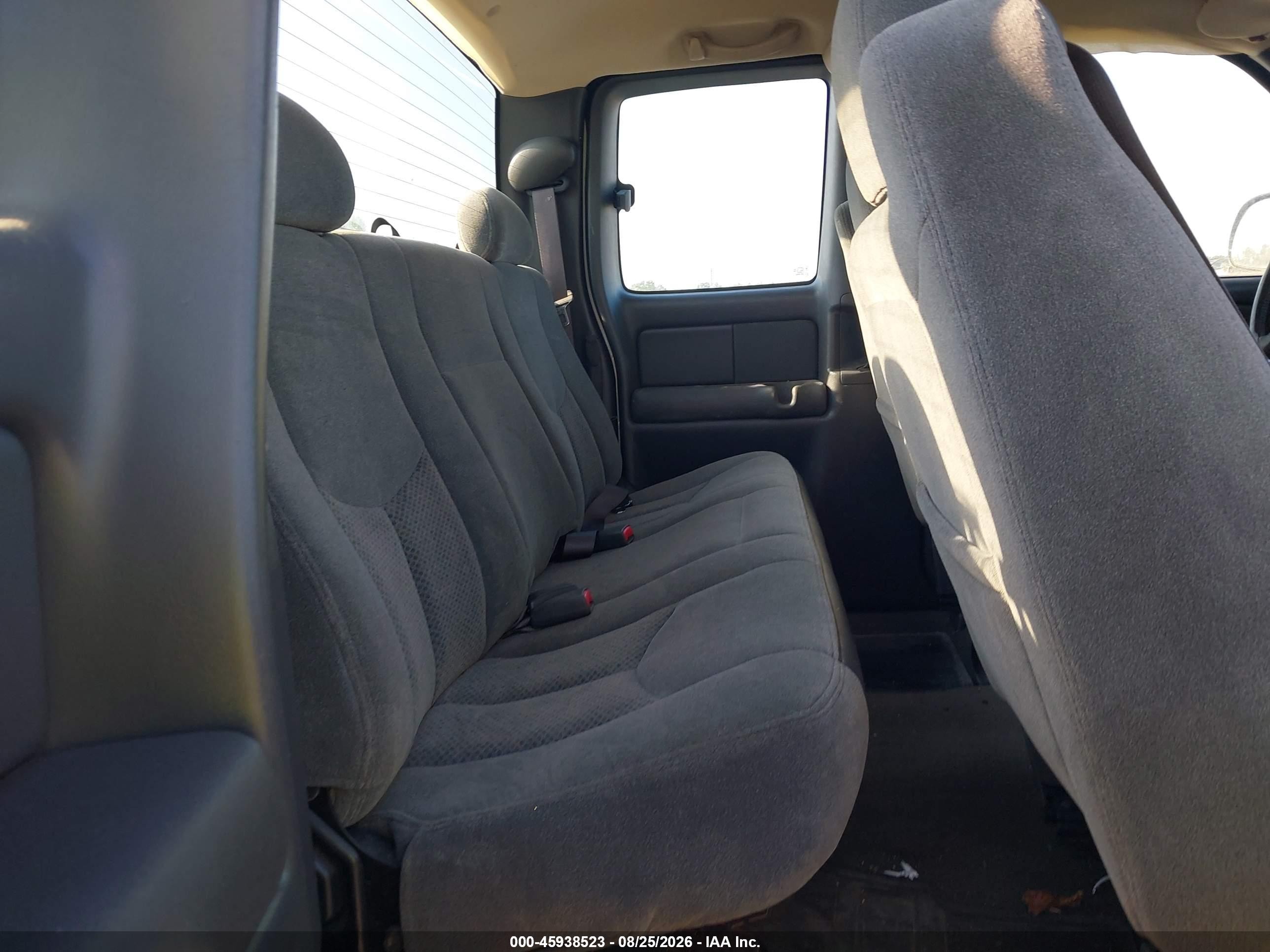 2004 Chevrolet Silverado C1500 White vin: 1GCEC19V64E353823