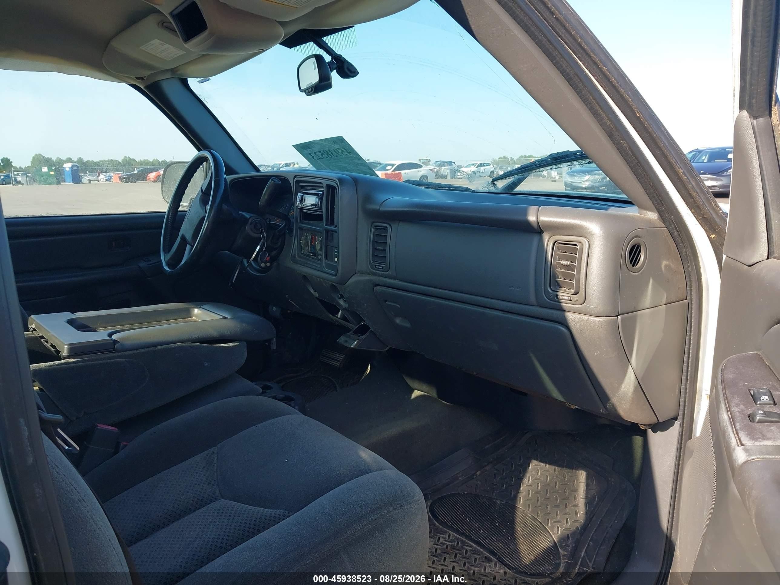 2004 Chevrolet Silverado C1500 White vin: 1GCEC19V64E353823