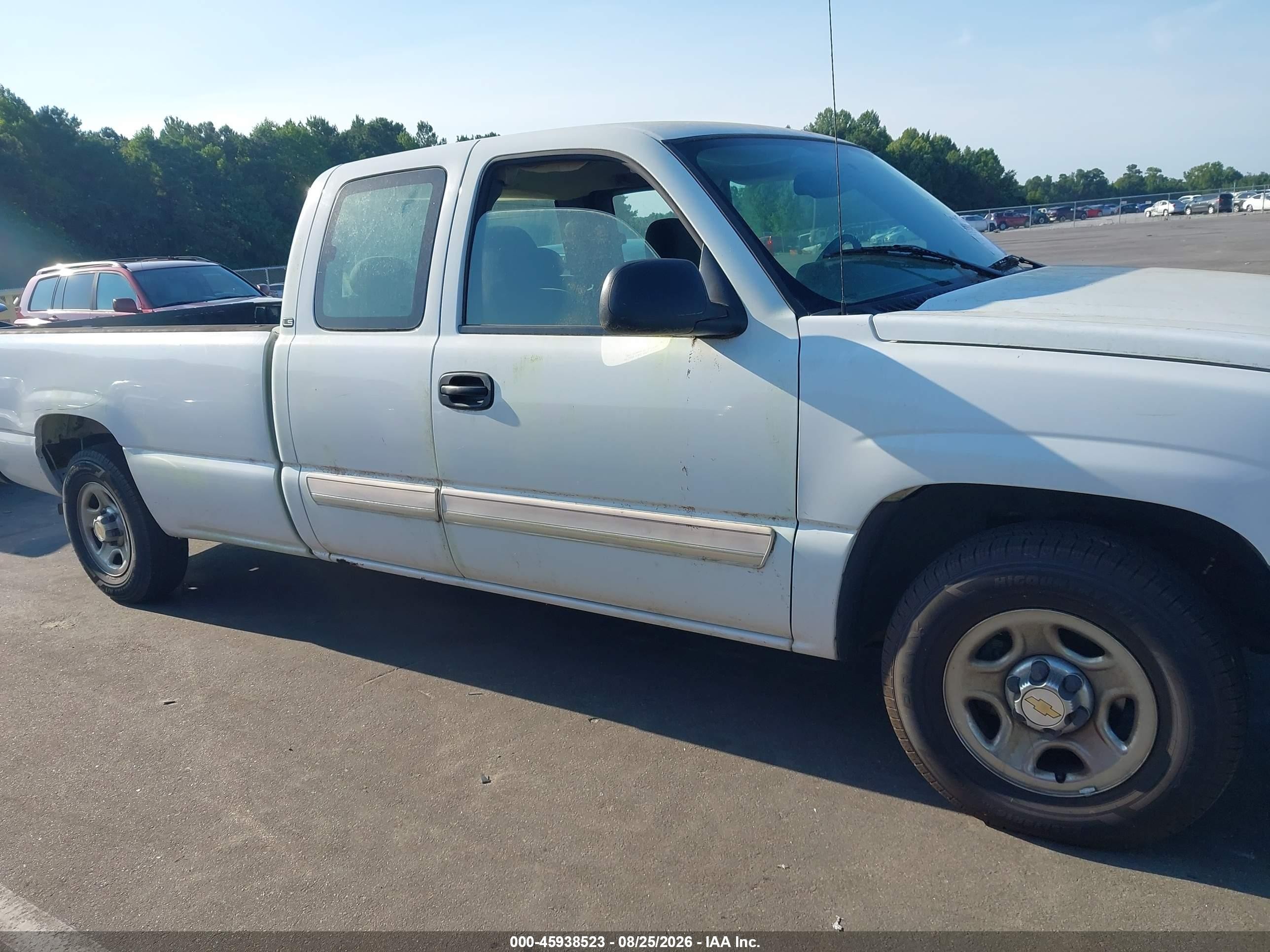 2004 Chevrolet Silverado C1500 White vin: 1GCEC19V64E353823