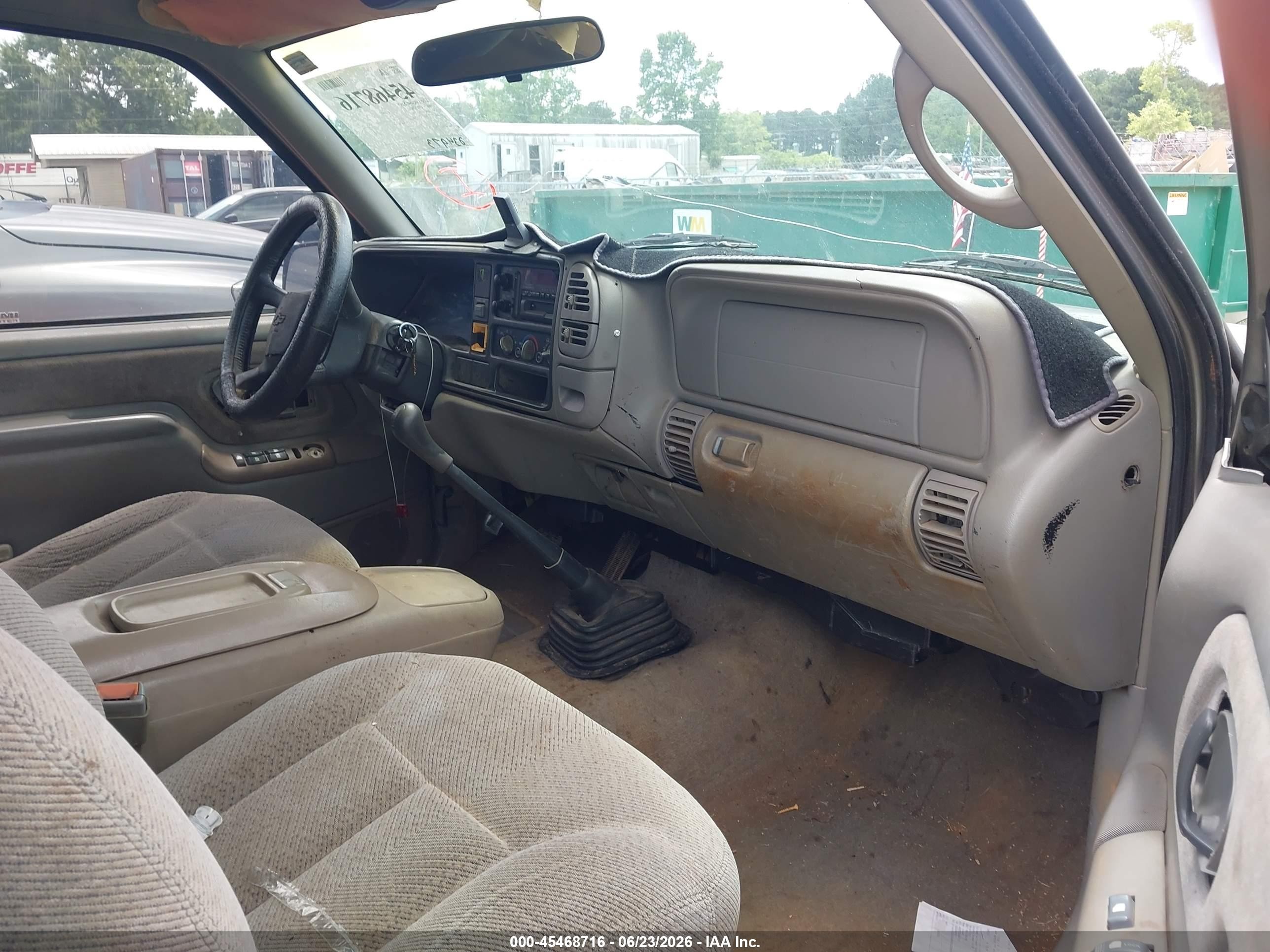1998 Chevrolet C1500 Fleetside Cream vin: 1GCEC19W2WE225543