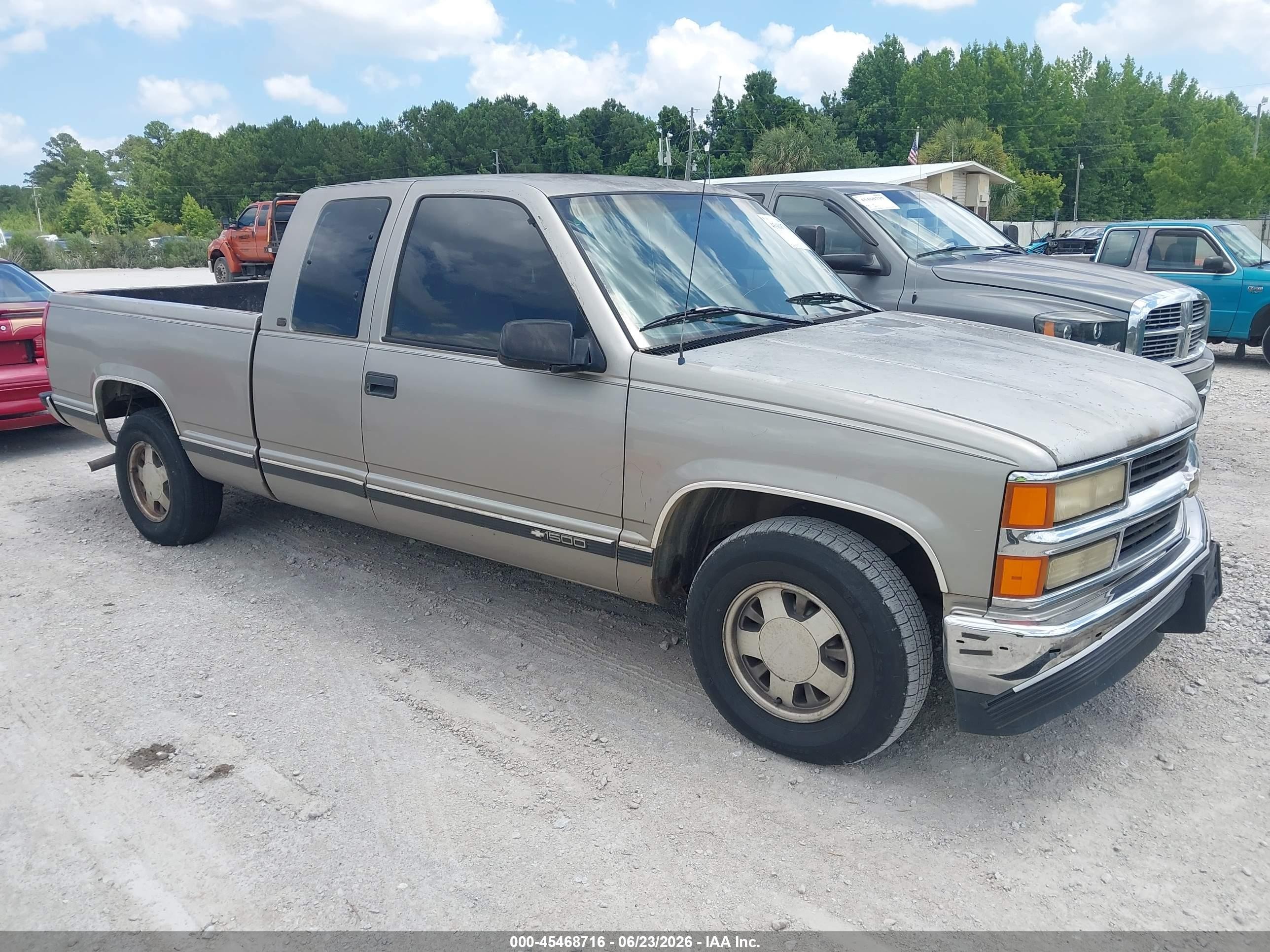 1998 Chevrolet C1500 Fleetside Cream vin: 1GCEC19W2WE225543