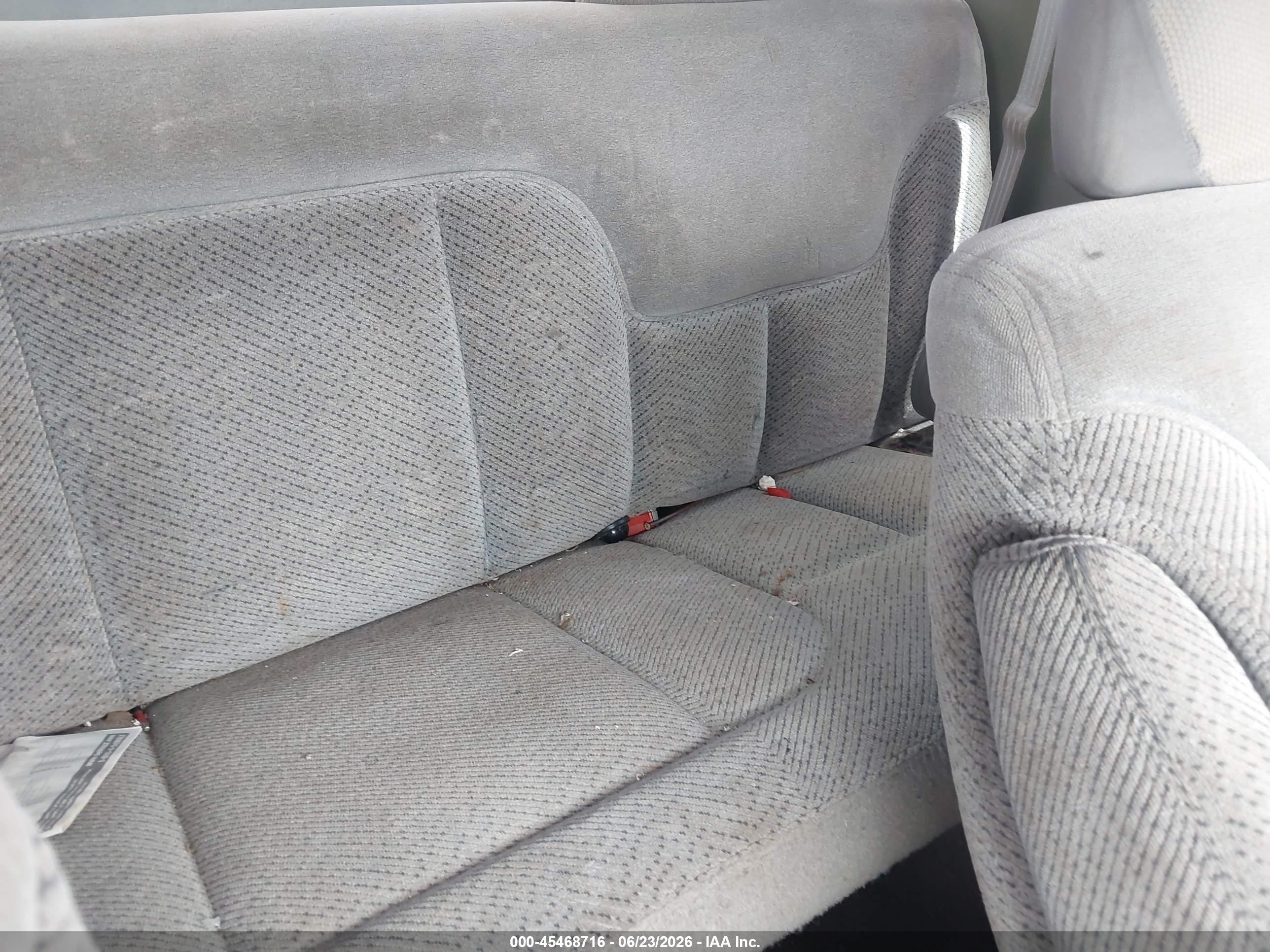 1998 Chevrolet C1500 Fleetside Cream vin: 1GCEC19W2WE225543