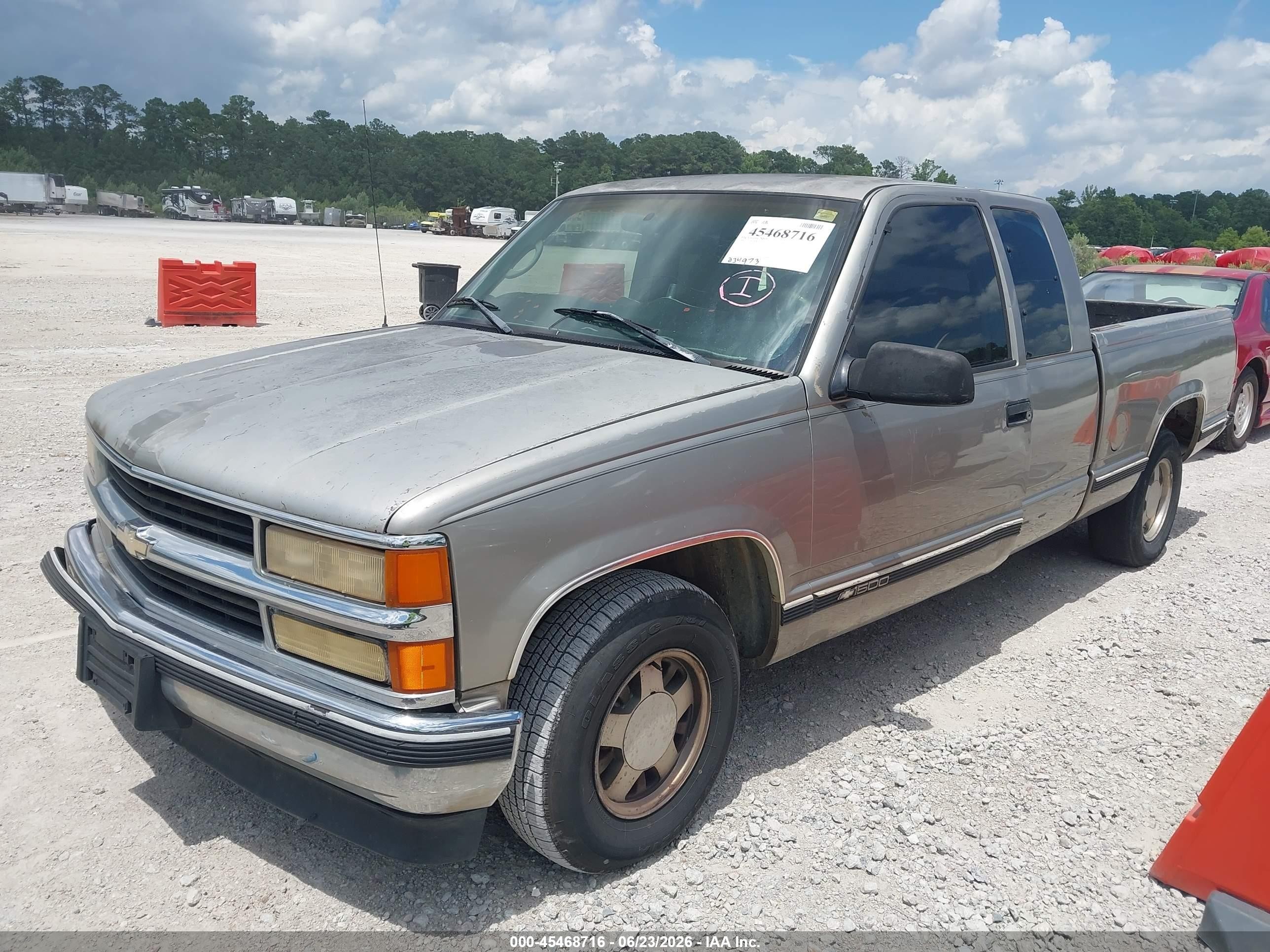 1998 Chevrolet C1500 Fleetside Cream vin: 1GCEC19W2WE225543