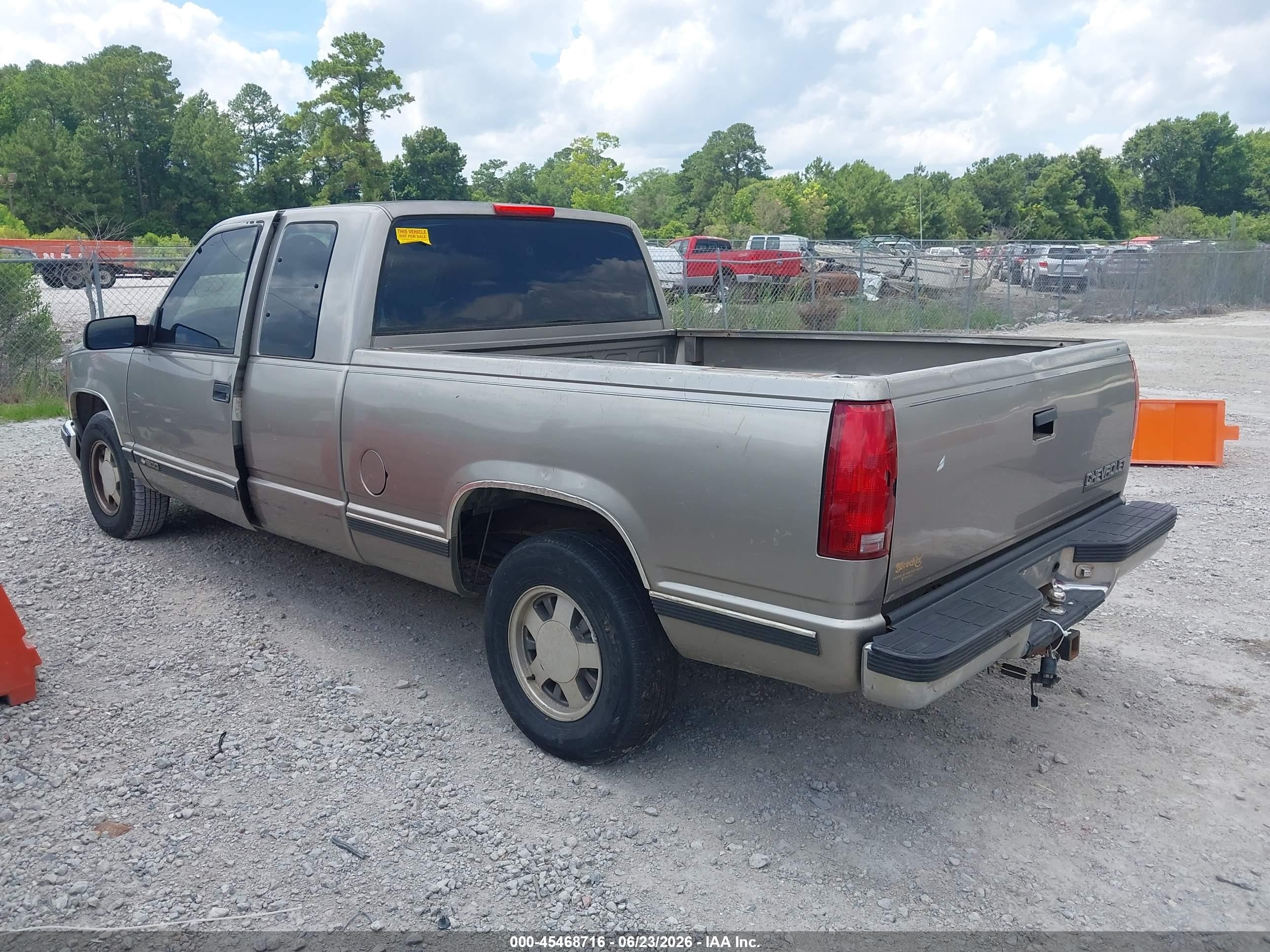 1998 Chevrolet C1500 Fleetside Cream vin: 1GCEC19W2WE225543