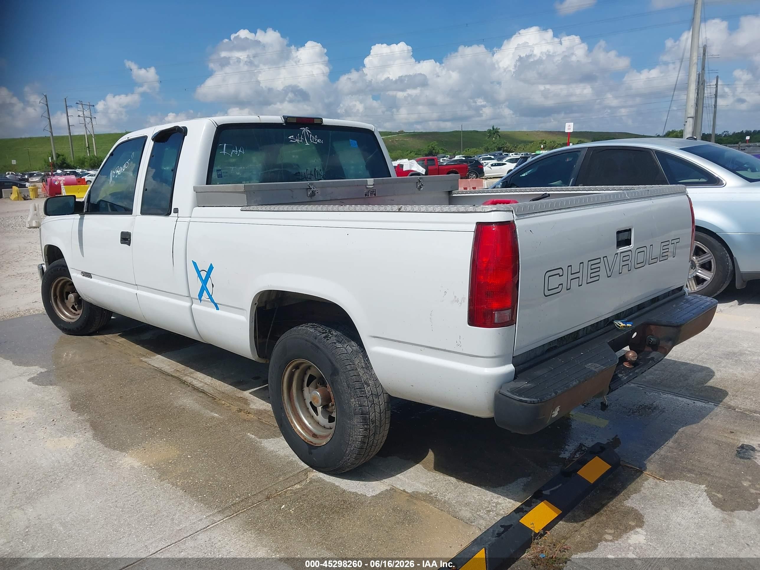 1998 Chevrolet C1500 Fleetside White vin: 1GCEC19W4WE207237