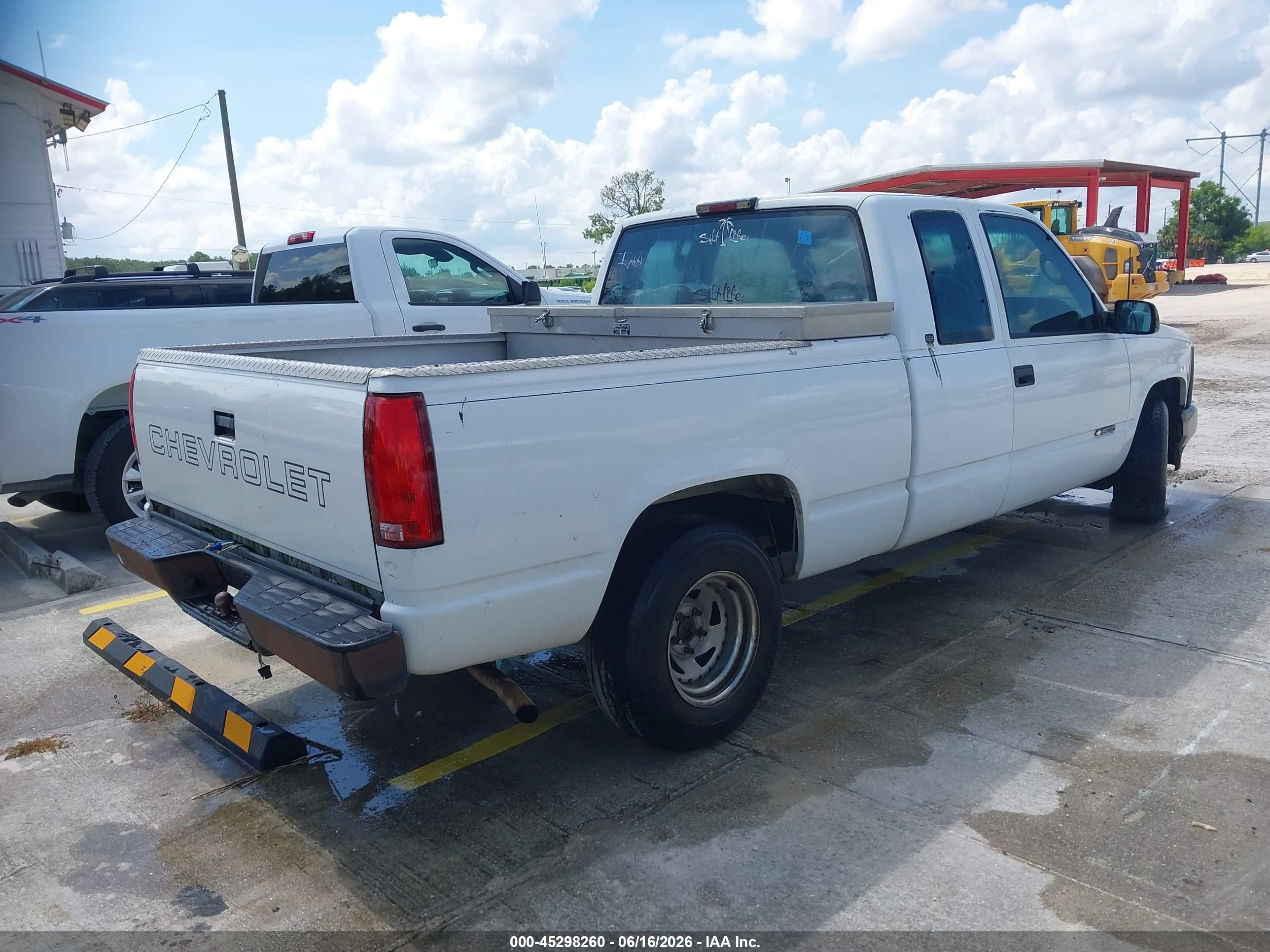 1998 Chevrolet C1500 Fleetside White vin: 1GCEC19W4WE207237