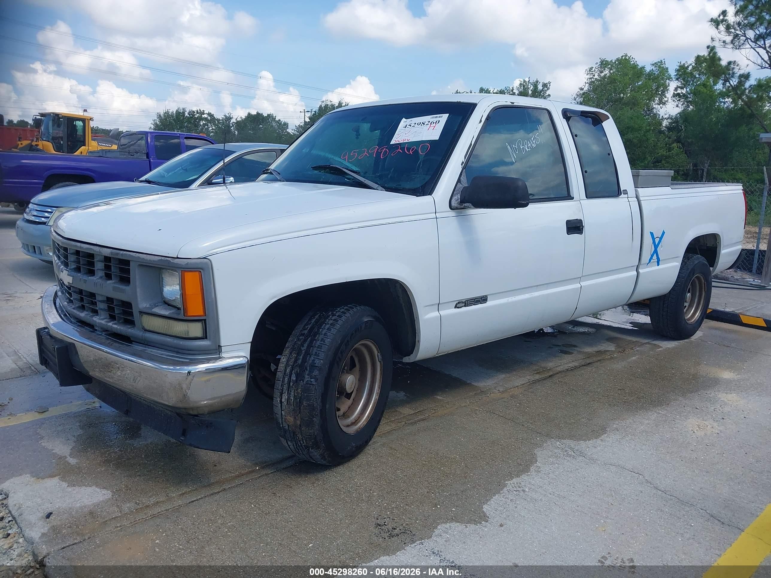 1998 Chevrolet C1500 Fleetside White vin: 1GCEC19W4WE207237