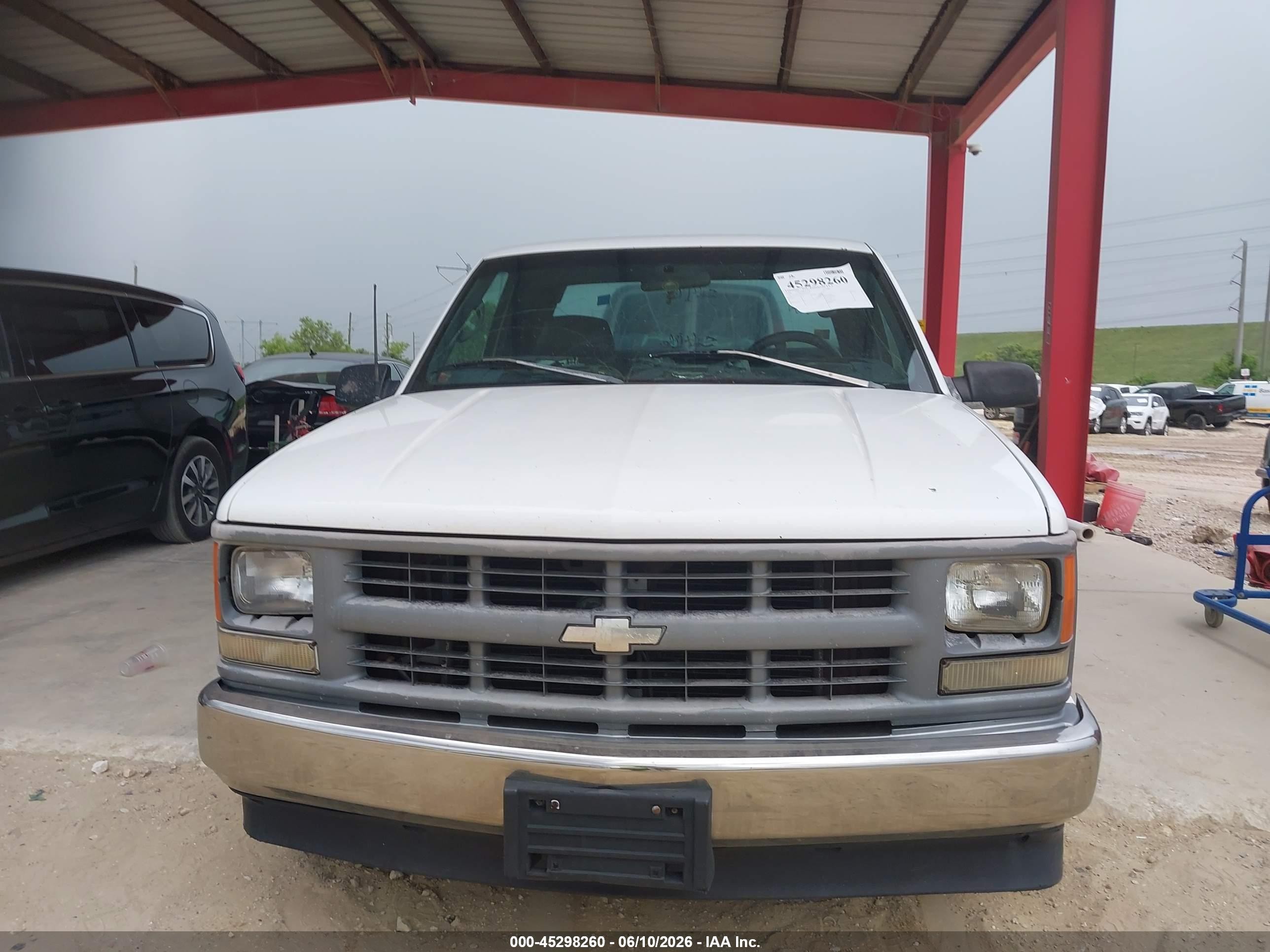 1998 Chevrolet C1500 Fleetside White vin: 1GCEC19W4WE207237