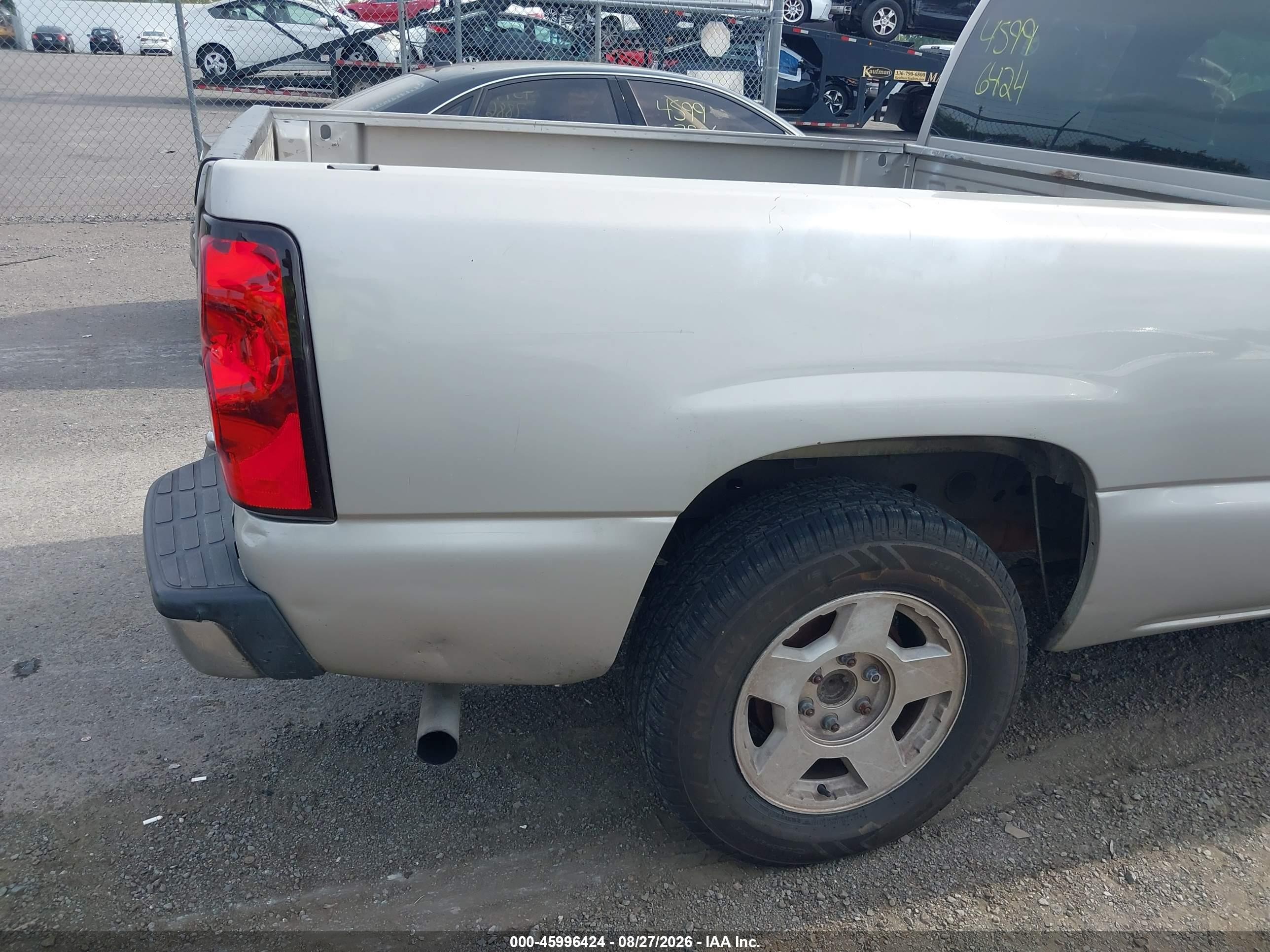 2007 Chevrolet Silverado 1500 Classic Work Truck Silver vin: 1GCEC19X07Z124729