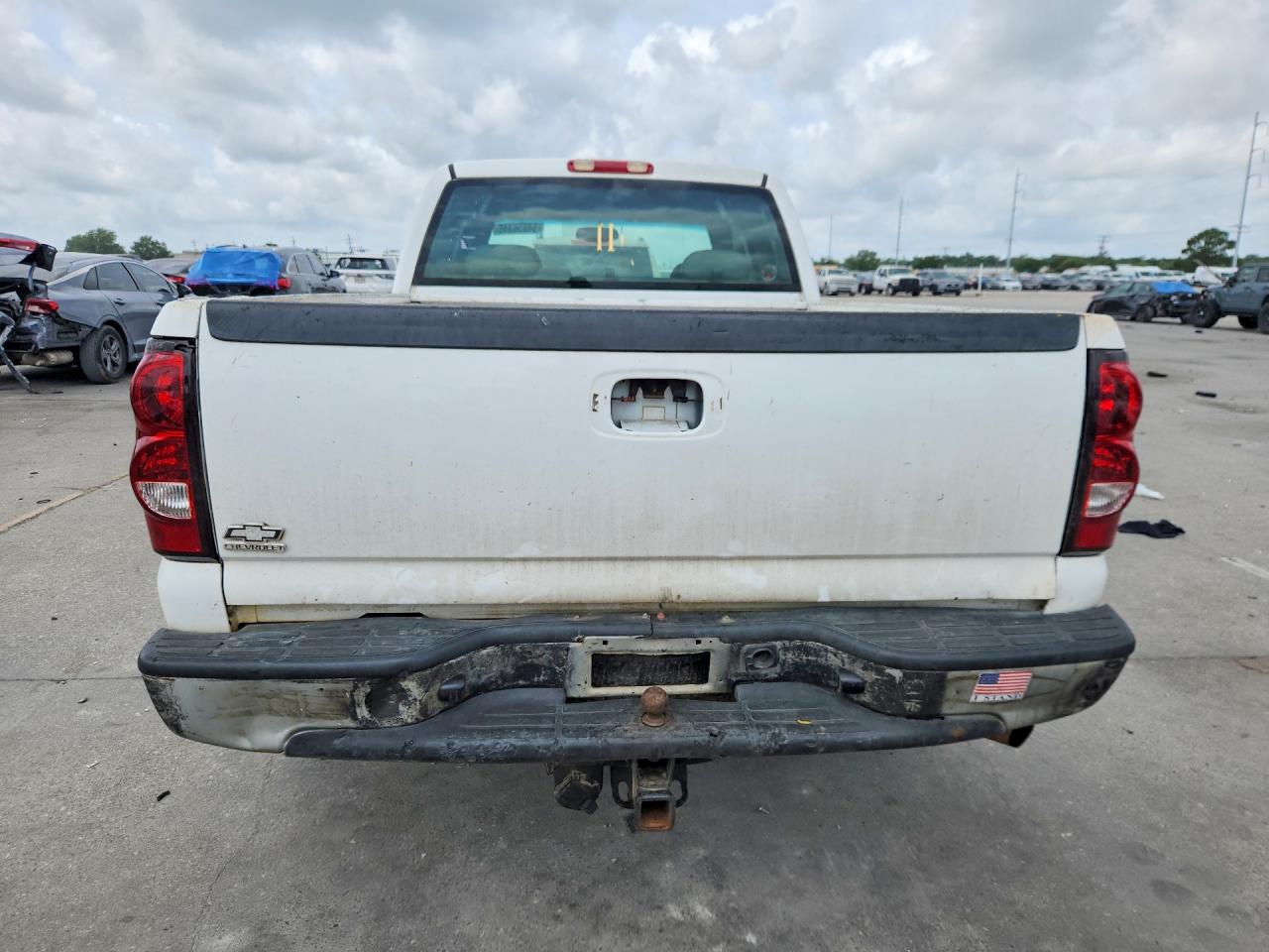 2007 Chevrolet Silverado C1500 Classic White vin: 1GCEC19X37Z108007