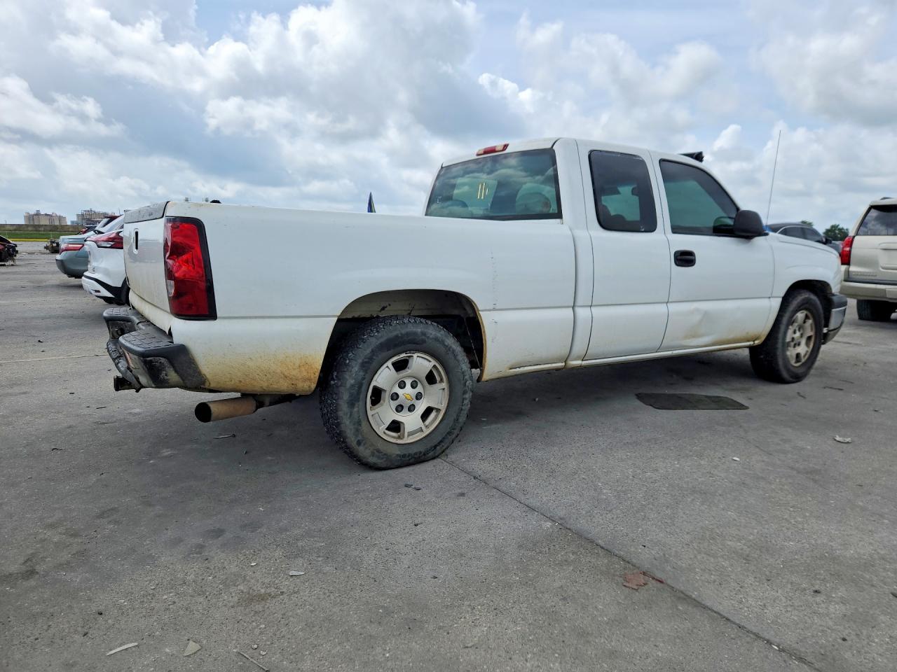 2007 Chevrolet Silverado C1500 Classic White vin: 1GCEC19X37Z108007