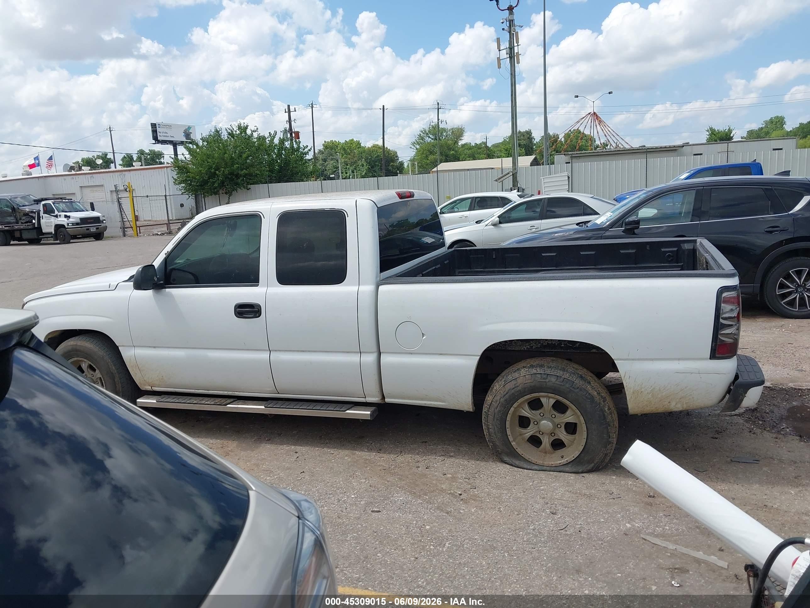2005 Chevrolet Silverado 1500 Work Truck White vin: 1GCEC19X75Z165033