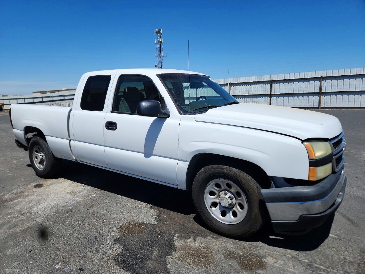 2007 Chevrolet Silverado C1500 Classic White vin: 1GCEC19X77Z108933