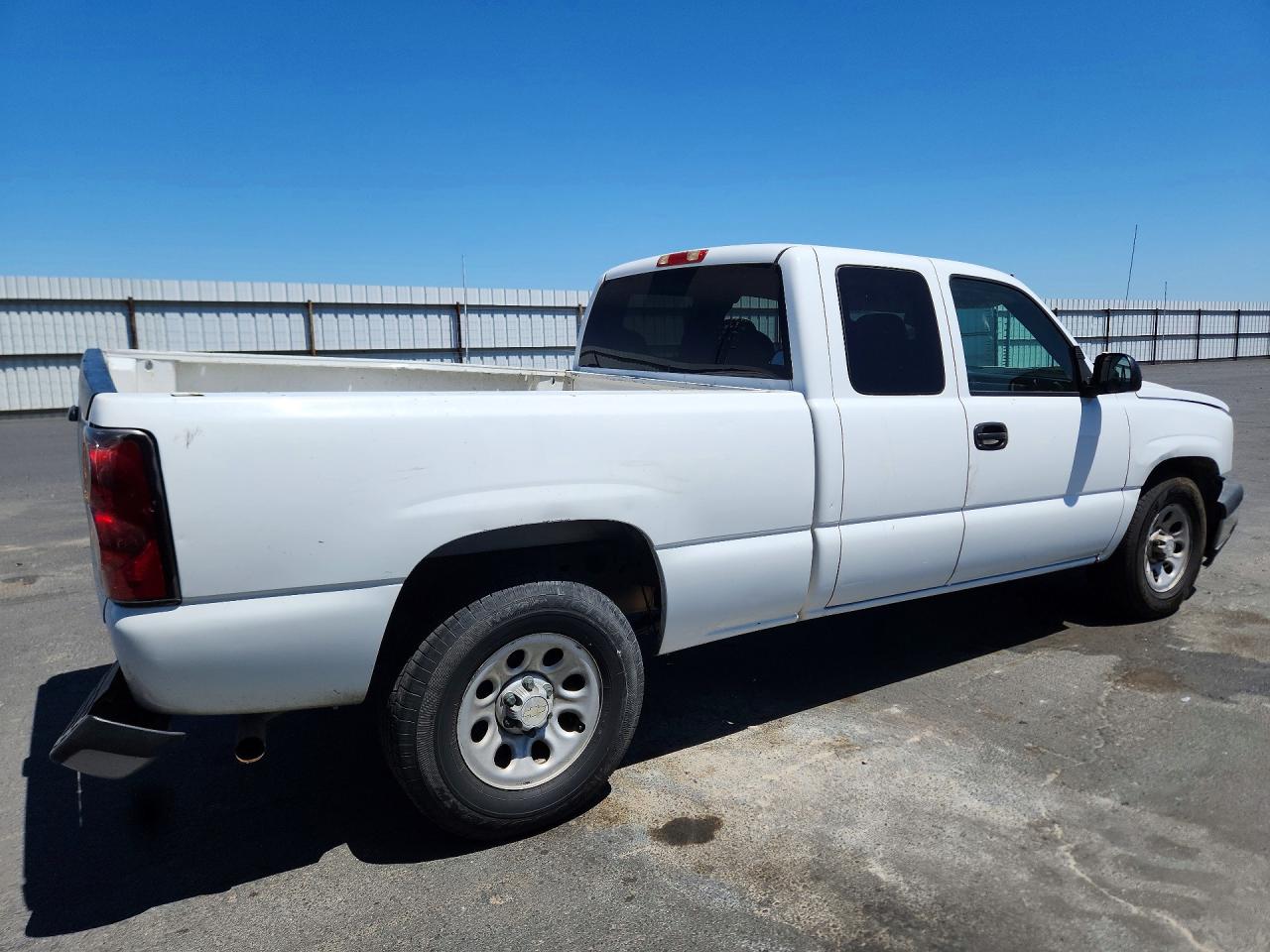 2007 Chevrolet Silverado C1500 Classic White vin: 1GCEC19X77Z108933