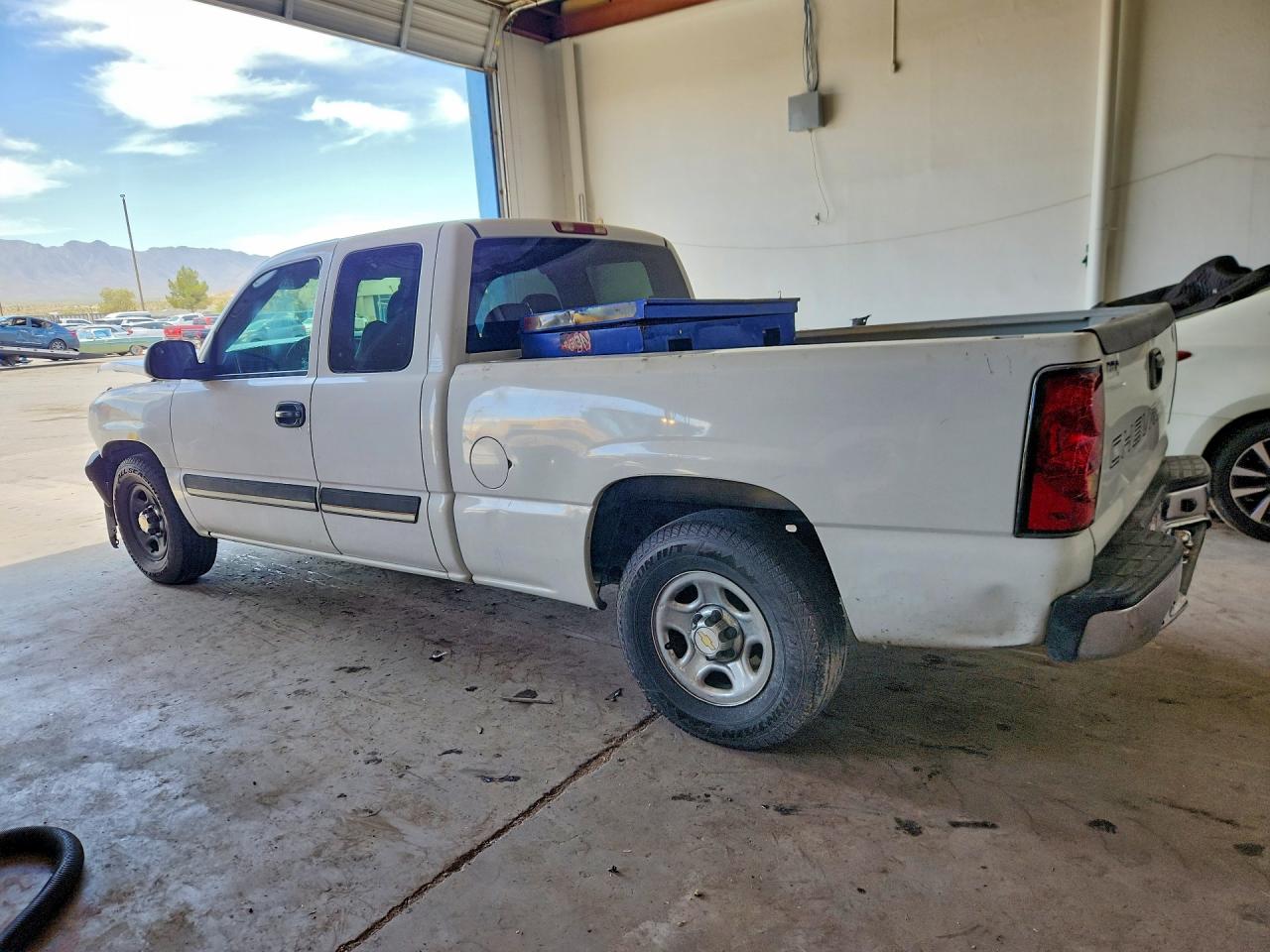 2004 Chevrolet Silverado C1500 White vin: 1GCEC19XX4Z350465