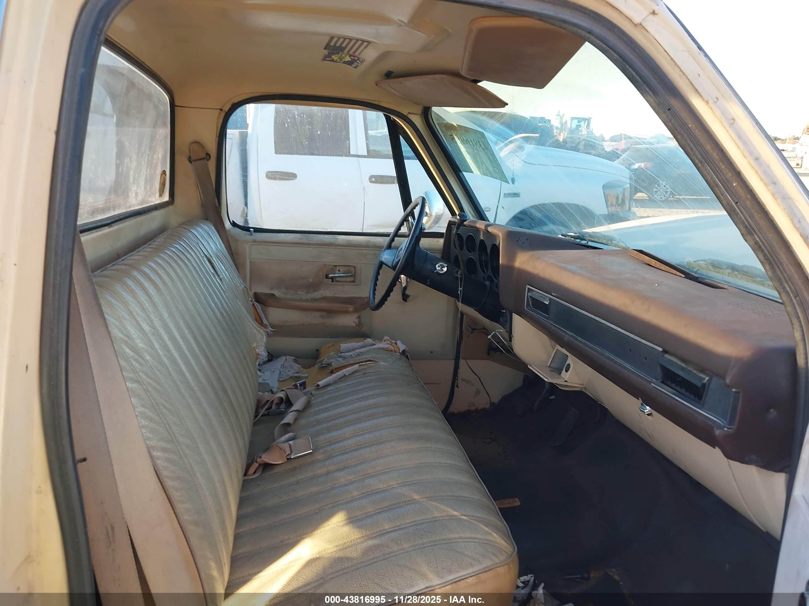 1986 Chevrolet C20   Beige vin: 1GCEC24NXGF395164