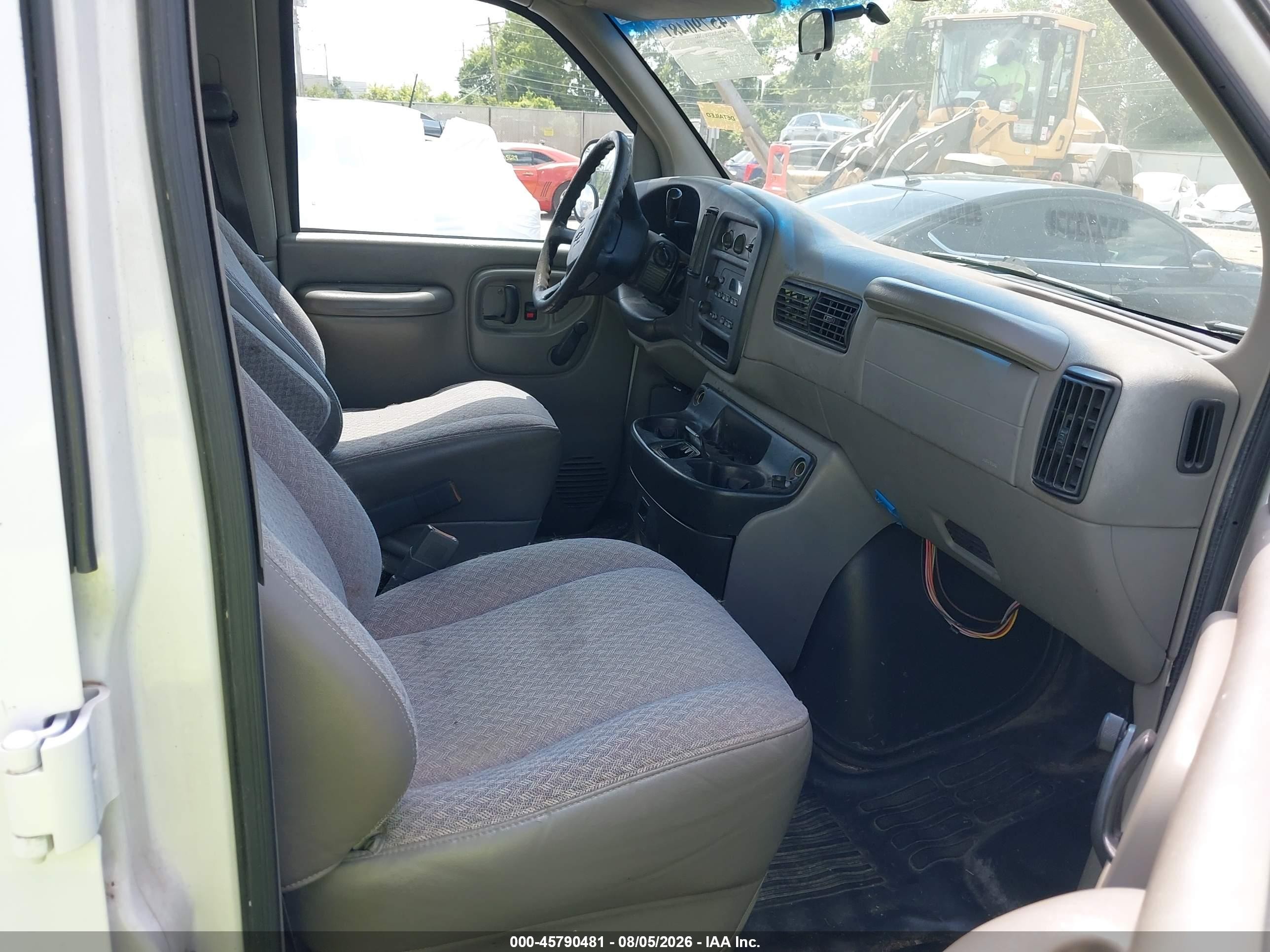 2001 Chevrolet Express   White vin: 1GCEG15M411149557
