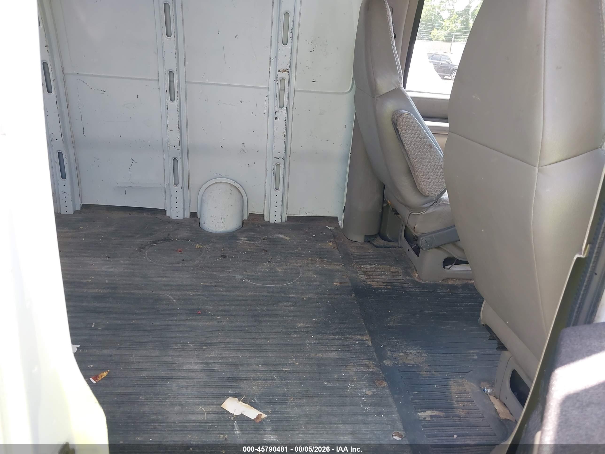 2001 Chevrolet Express   White vin: 1GCEG15M411149557
