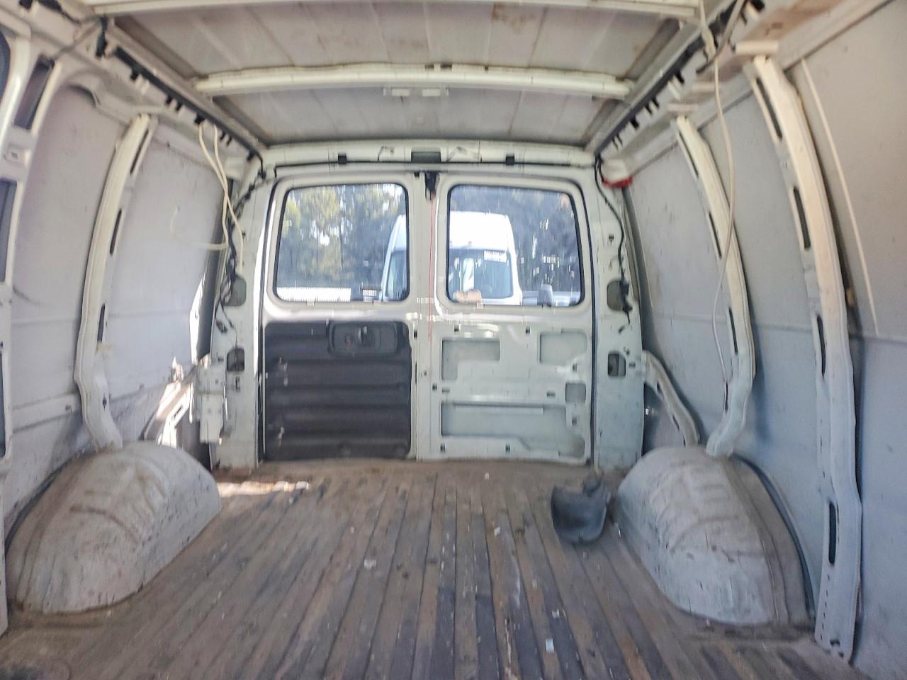 1998 Chevrolet Express G1500 White vin: 1GCEG15W2W1086905