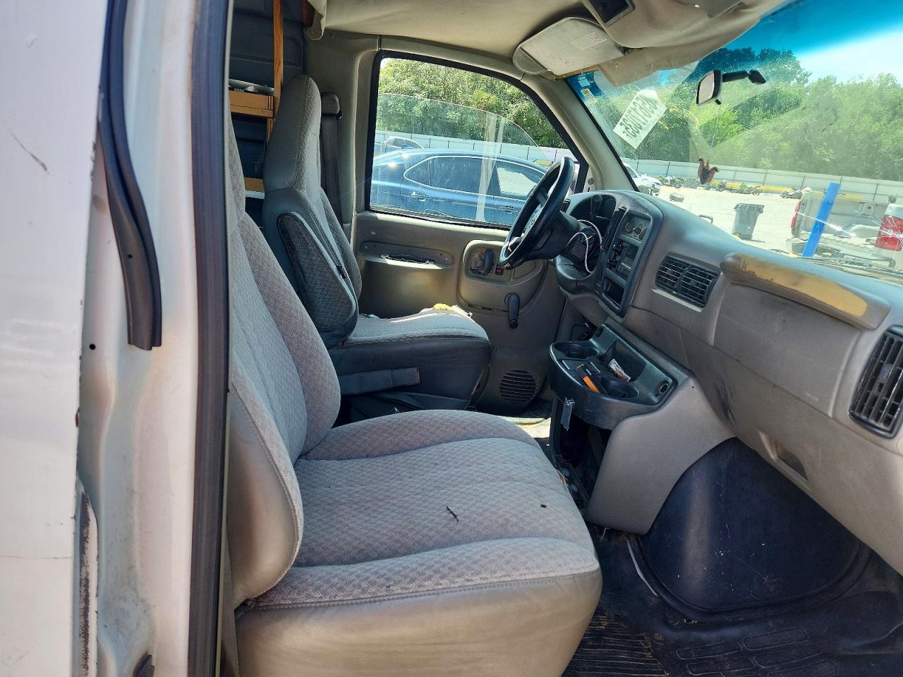 2000 Chevrolet Express White vin: 1GCEG15W4Y1168783