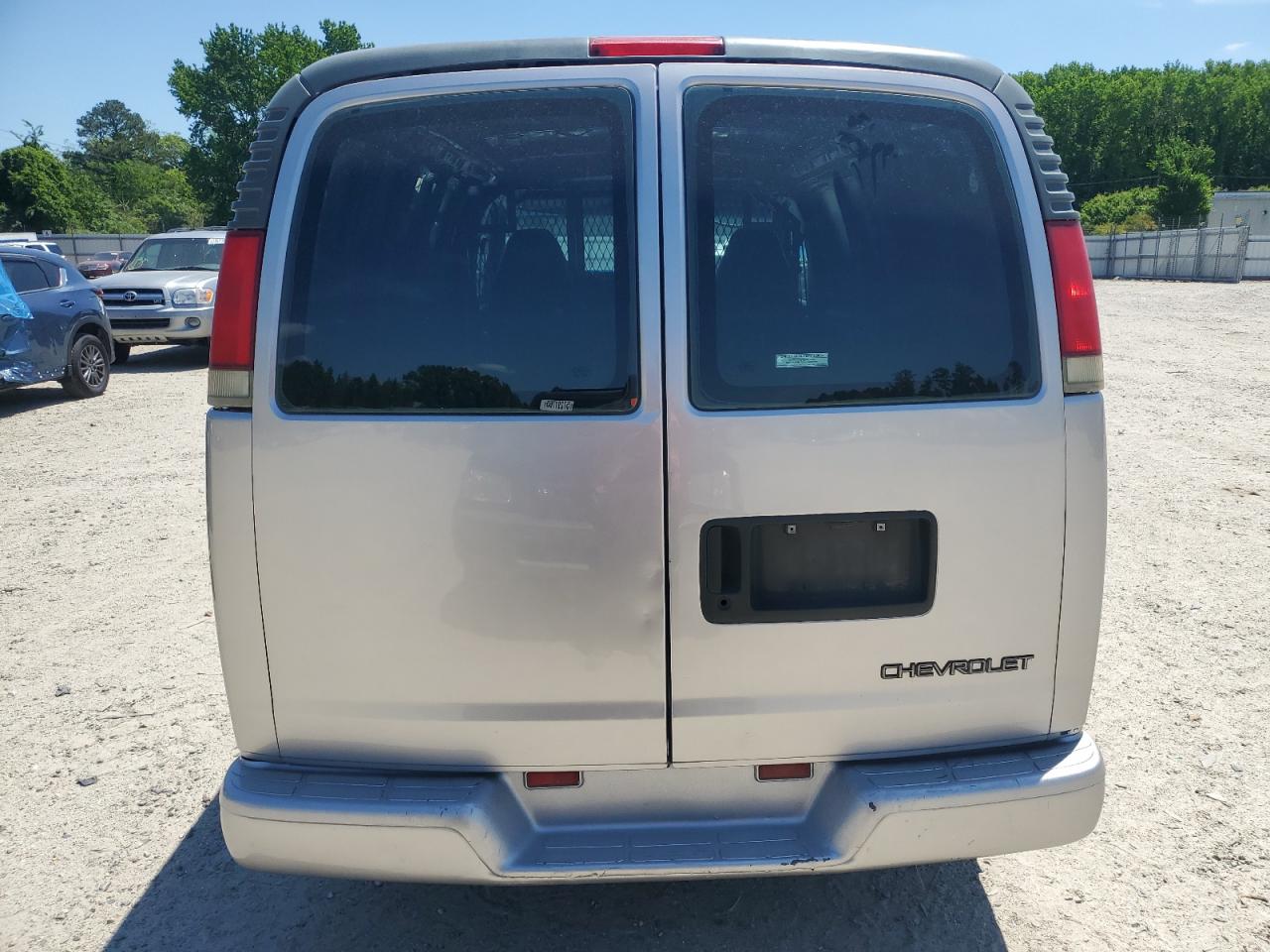 1998 Chevrolet Express G1500 Silver vin: 1GCEG15W6W1069444