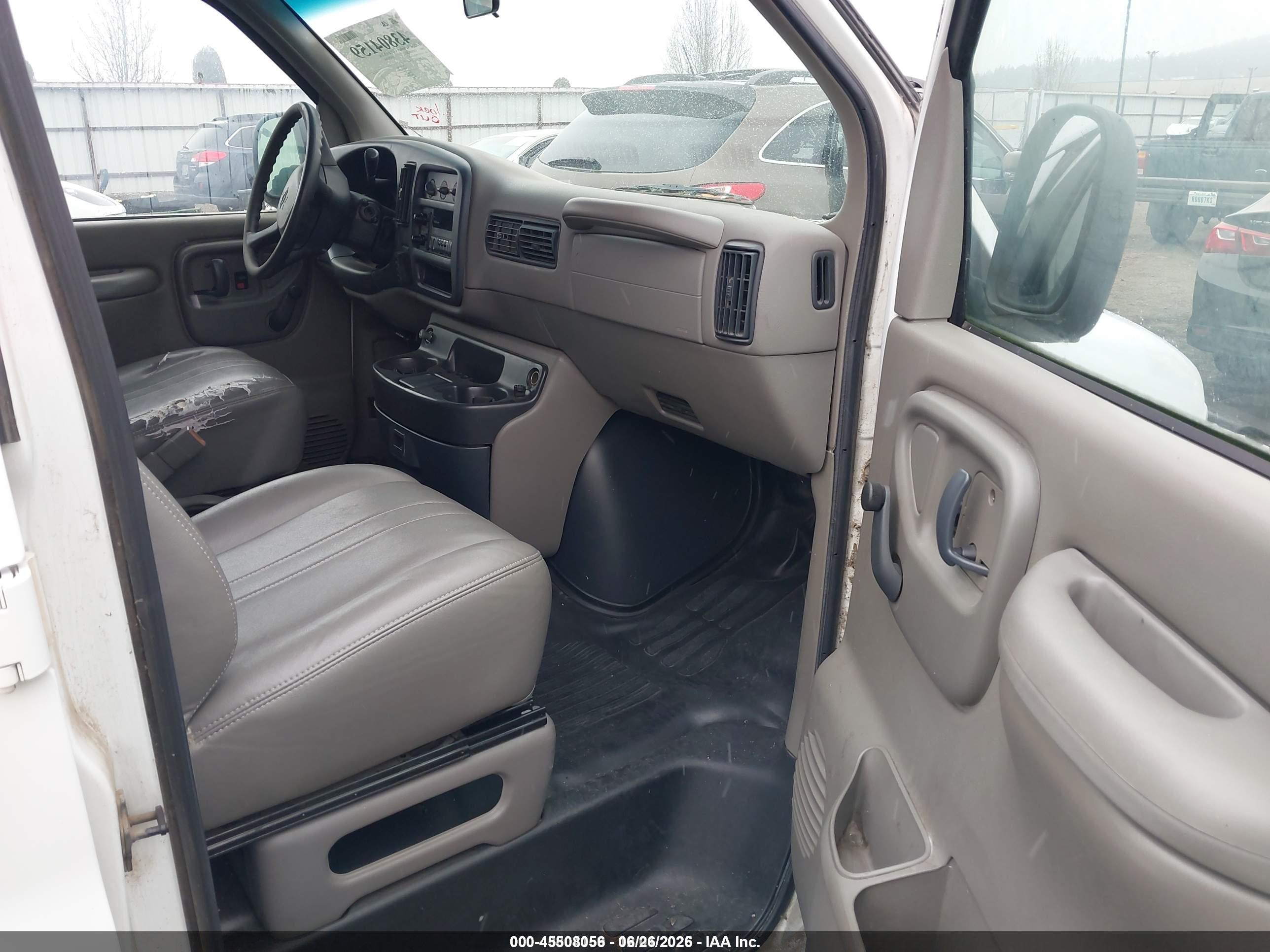2000 Chevrolet Express   White vin: 1GCEG15W6Y1124235