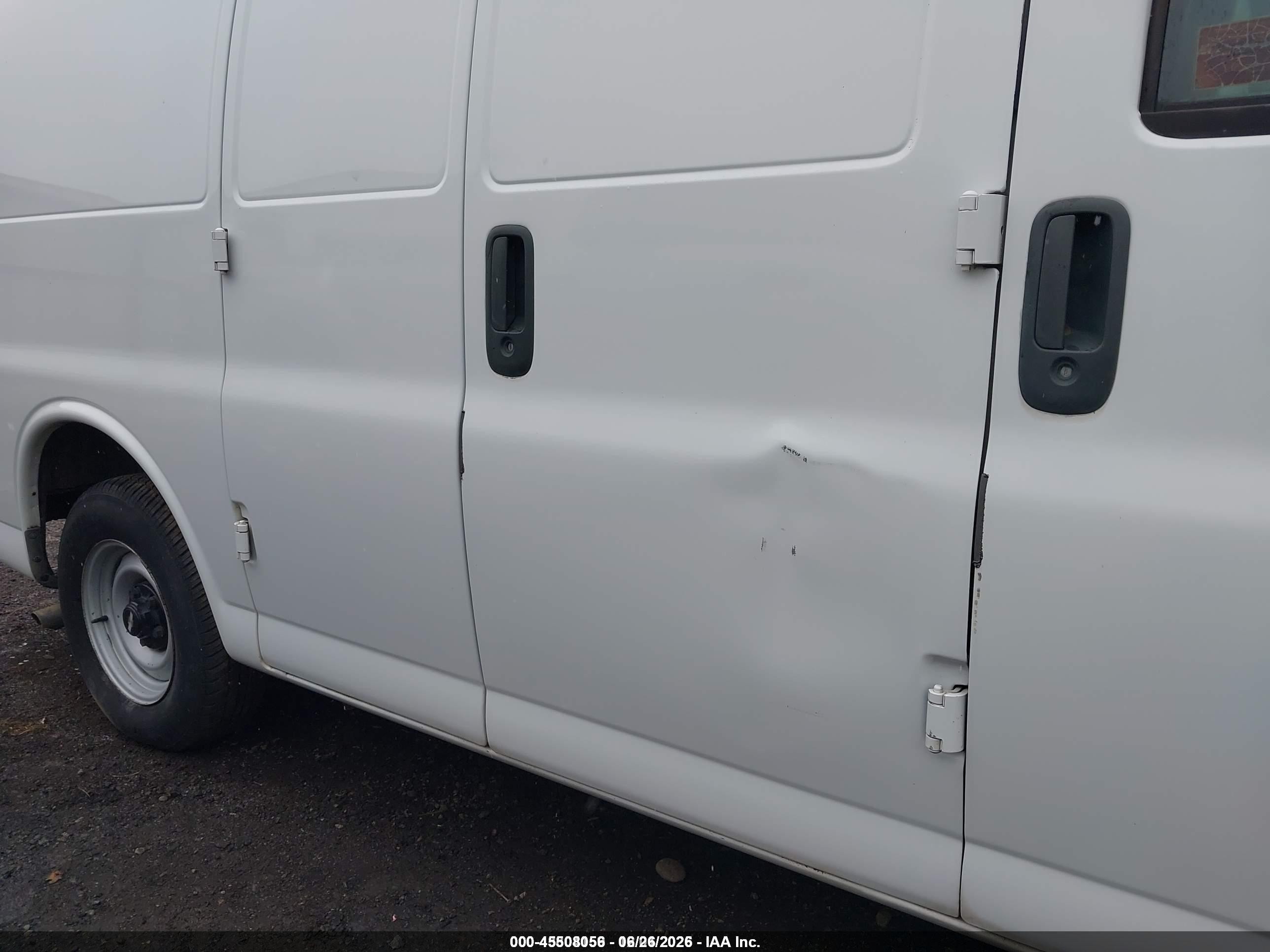 2000 Chevrolet Express   White vin: 1GCEG15W6Y1124235