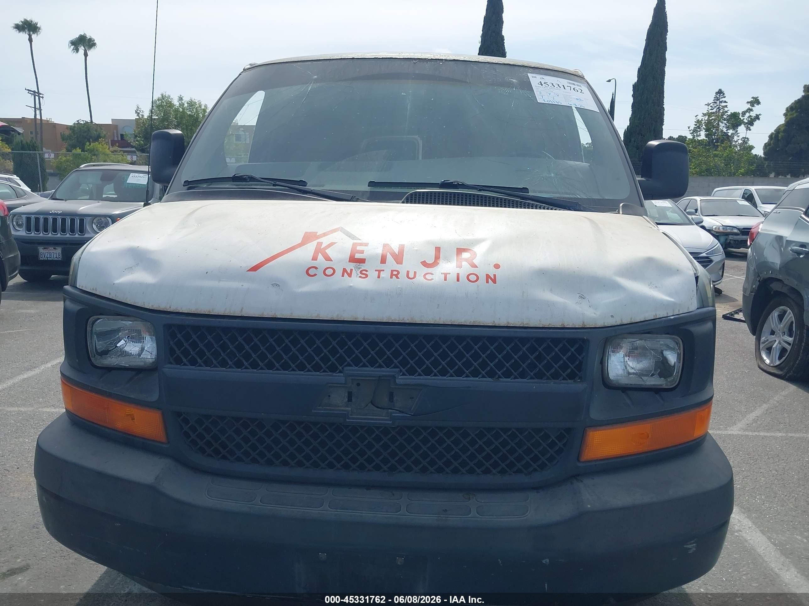 2003 Chevrolet Express   White vin: 1GCEG15X331122198
