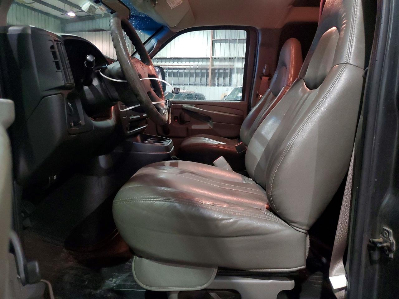 2004 Chevrolet Express G1500 Charcoal vin: 1GCEG15X441112748