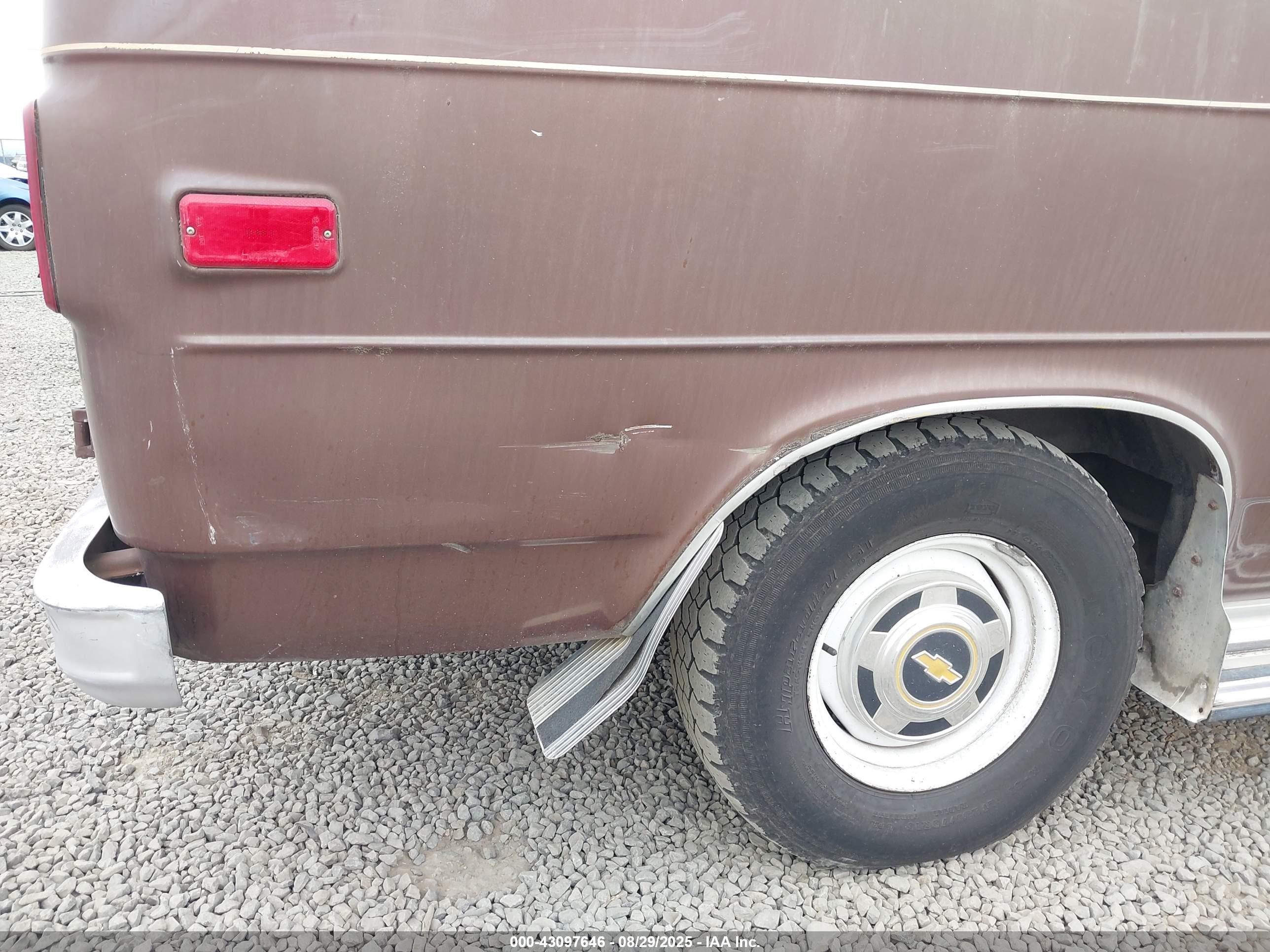 1988 Chevrolet G20   Коричневый vin: 1GCEG25H4J7104141