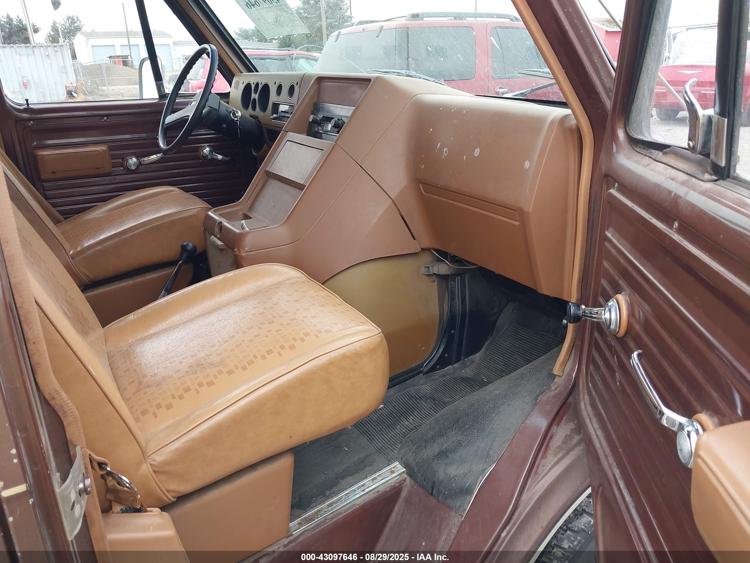 1988 Chevrolet G20   Коричневый vin: 1GCEG25H4J7104141