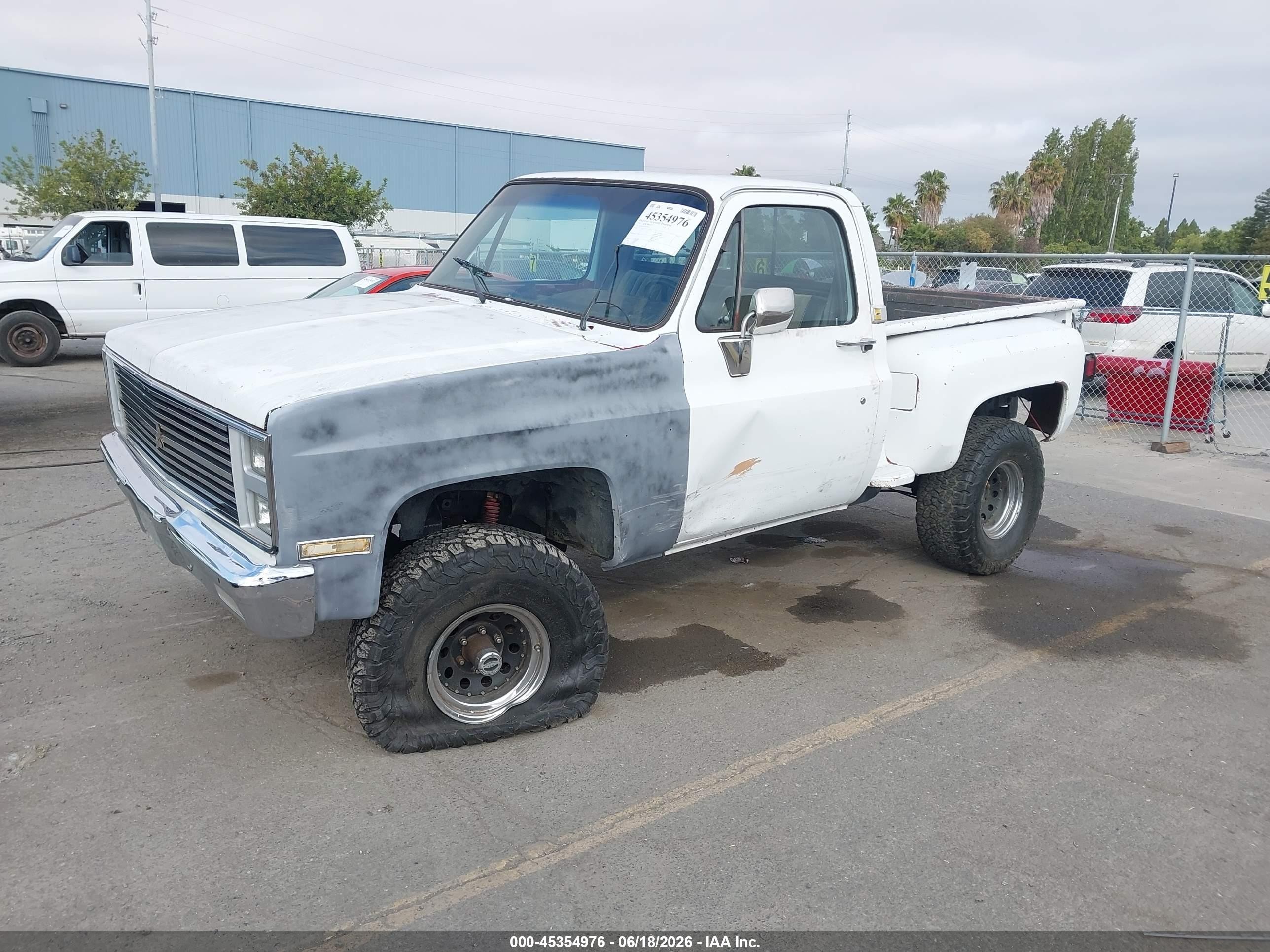 1985 Chevrolet K10   White vin: 1GCEK14L4FJ139111