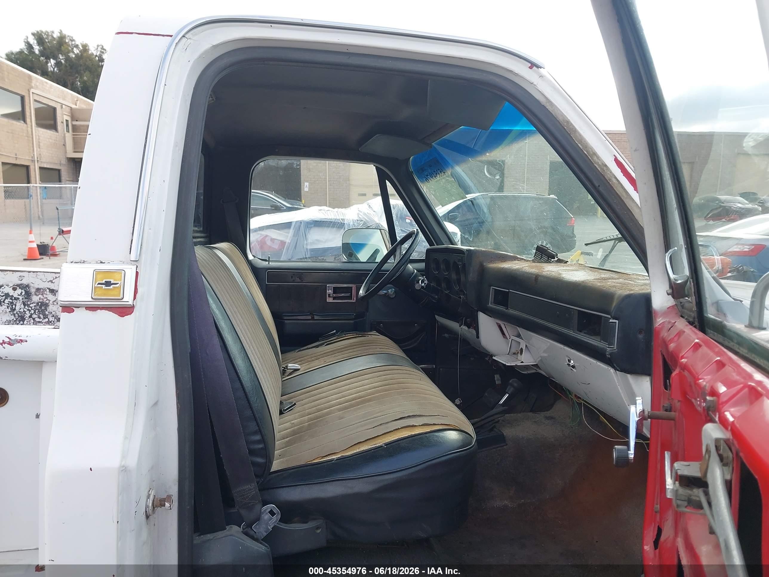 1985 Chevrolet K10   White vin: 1GCEK14L4FJ139111