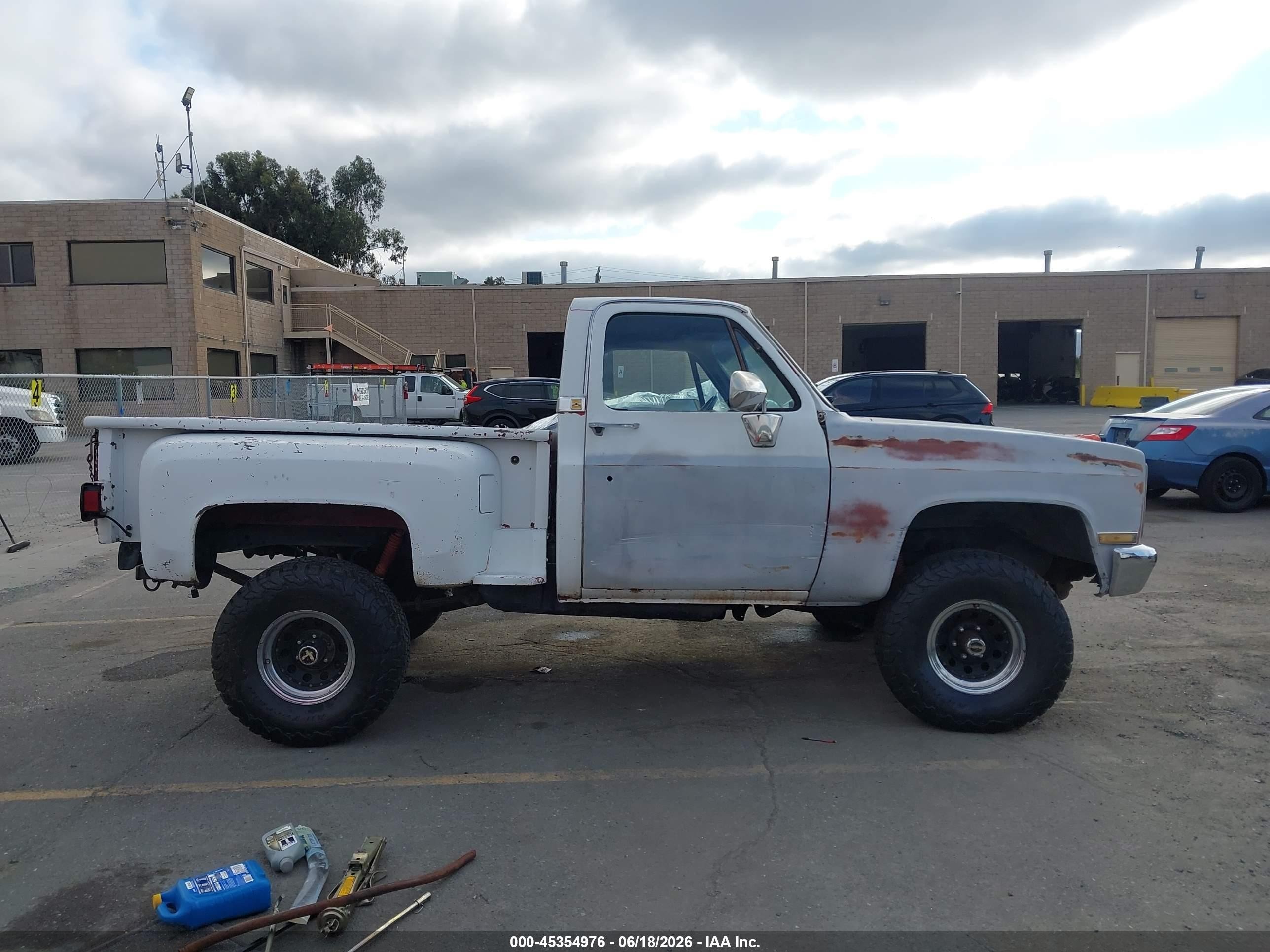 1985 Chevrolet K10   White vin: 1GCEK14L4FJ139111
