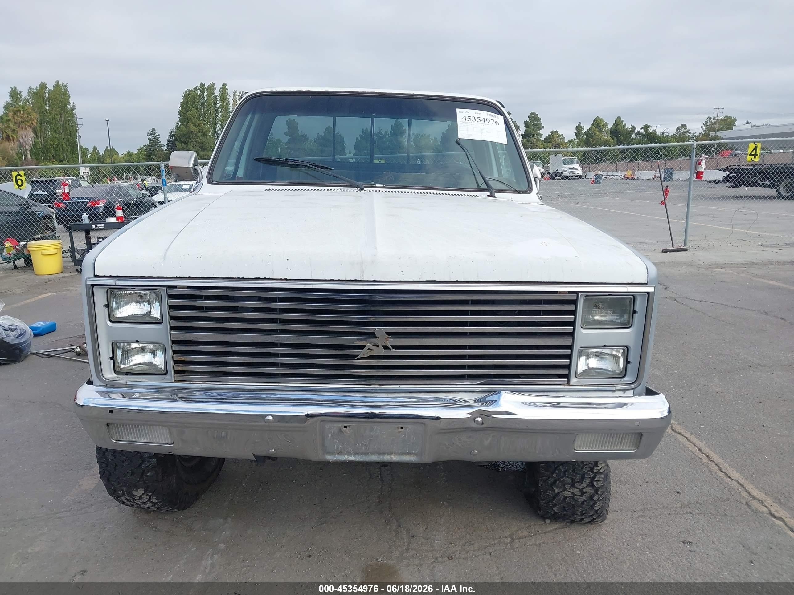 1985 Chevrolet K10   White vin: 1GCEK14L4FJ139111