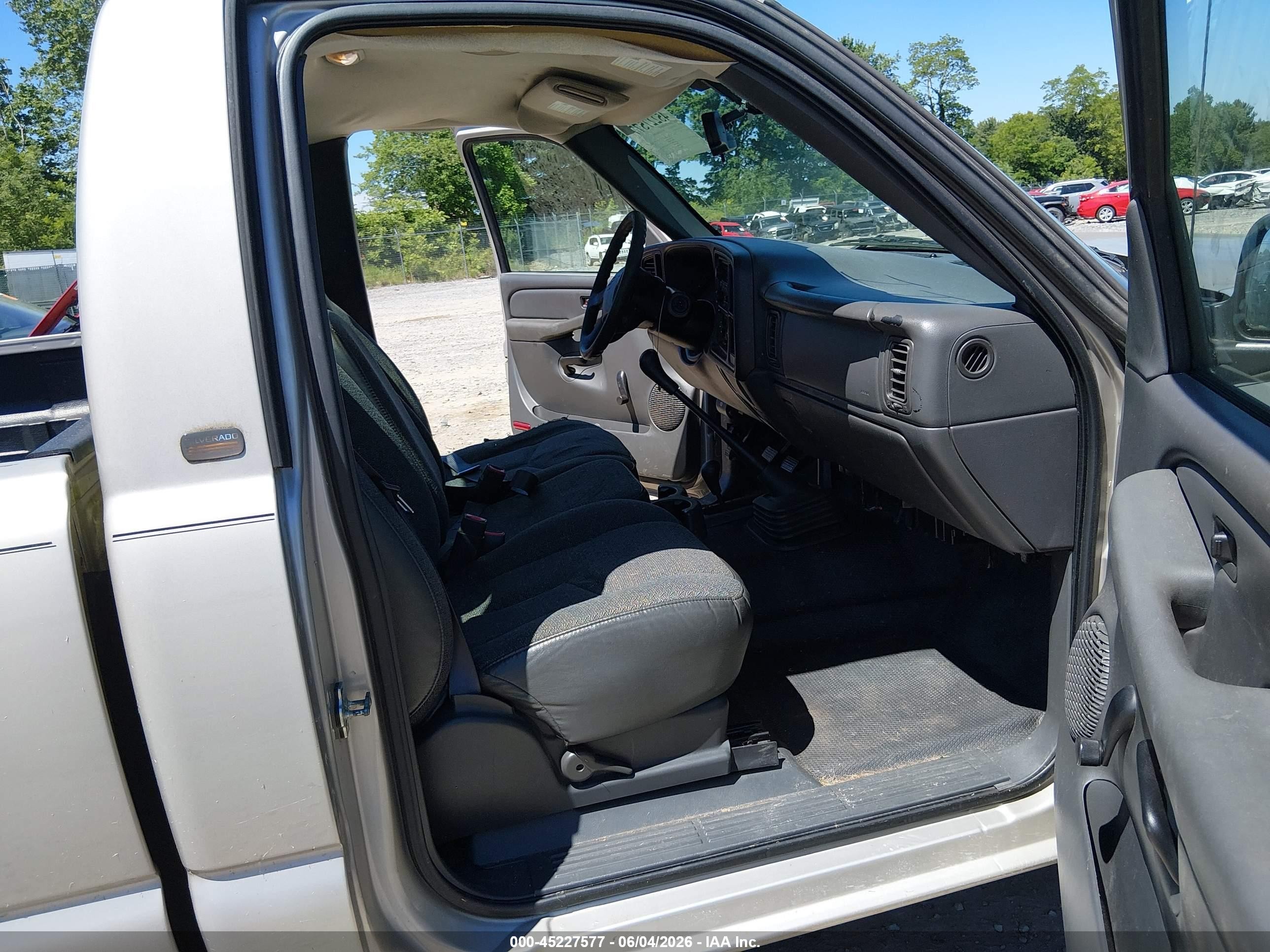 2005 Chevrolet Silverado 1500   Silver vin: 1GCEK14V45Z101377